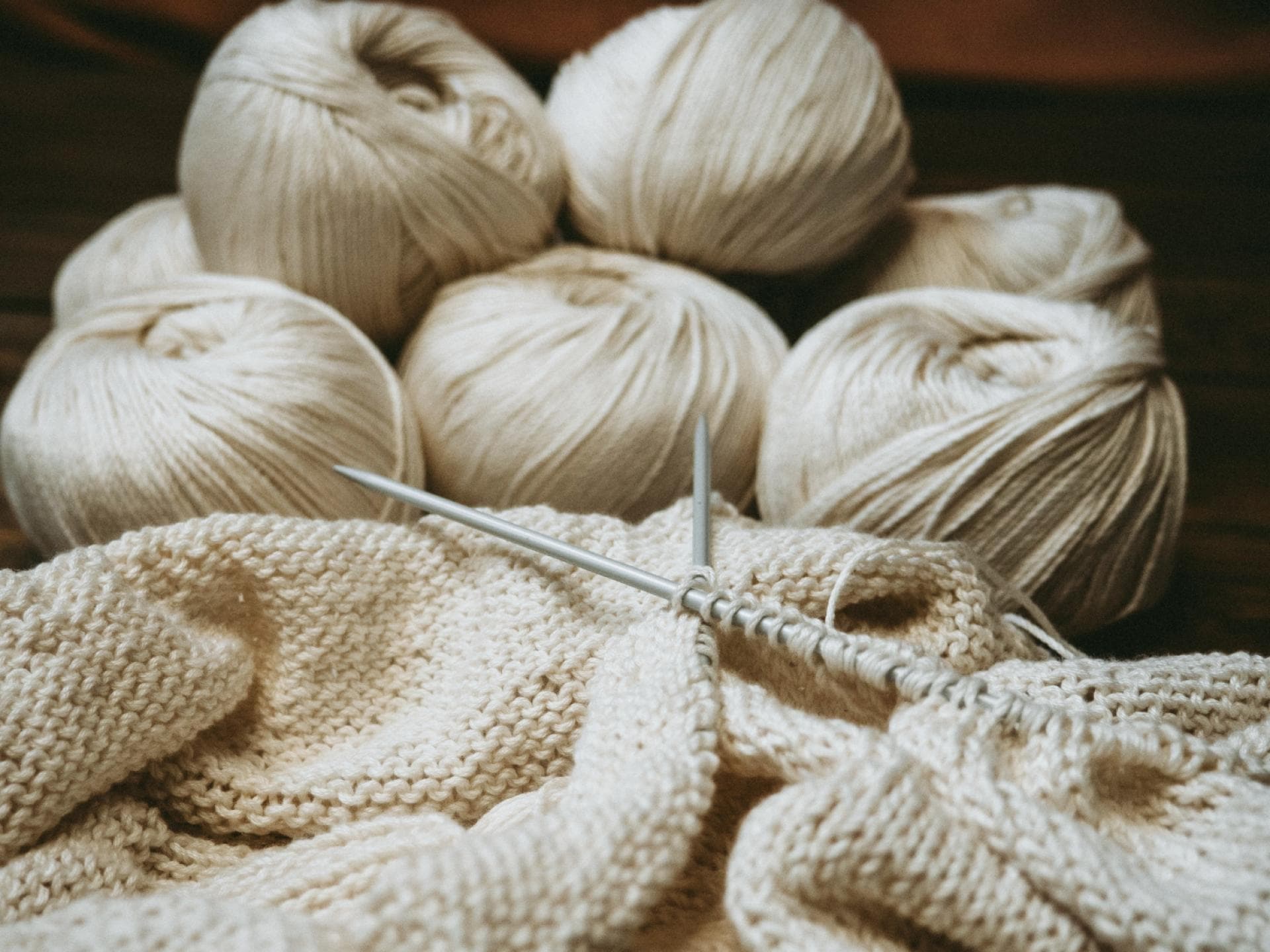 Wolle und Stricknadeln