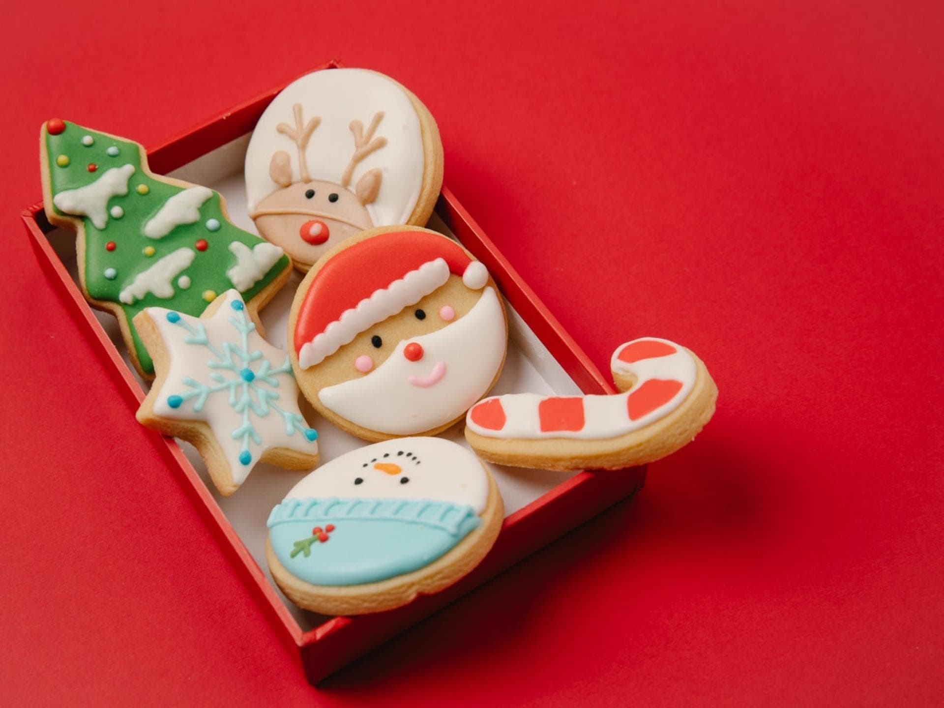 Bunte Weihnachtsplätzchen in einer Box.