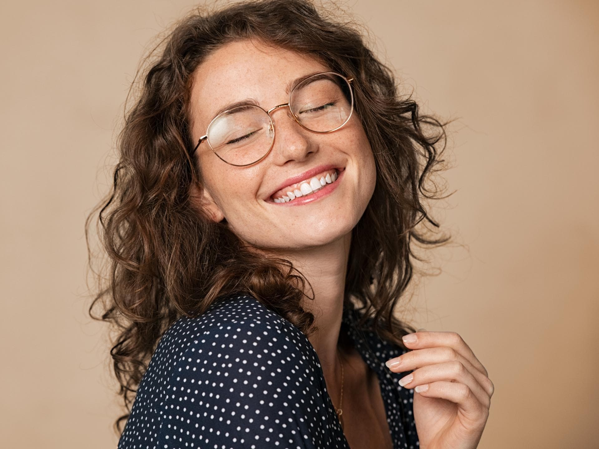 Frau trägt goldene Brille