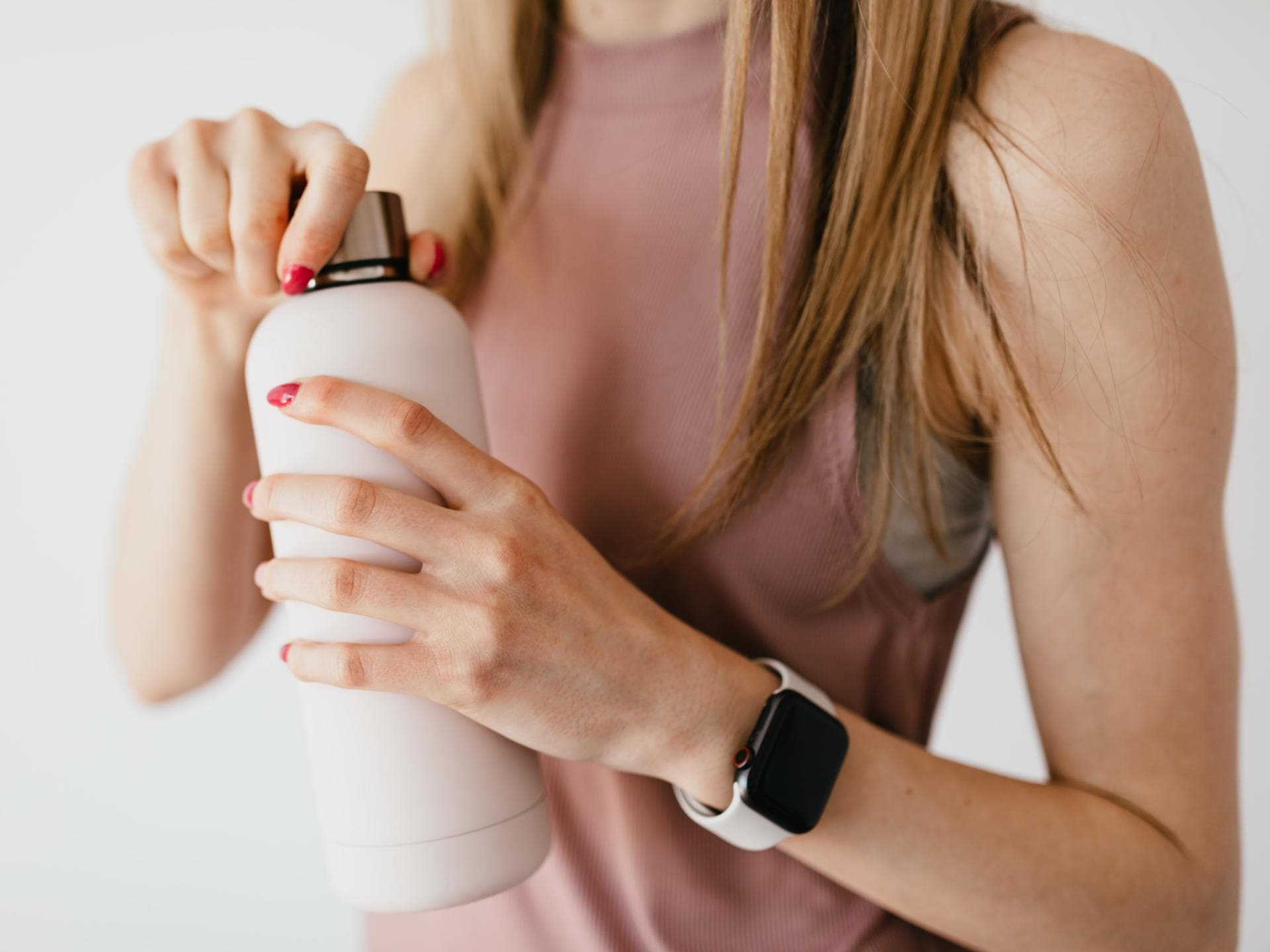 Frau hält Shampooflasche