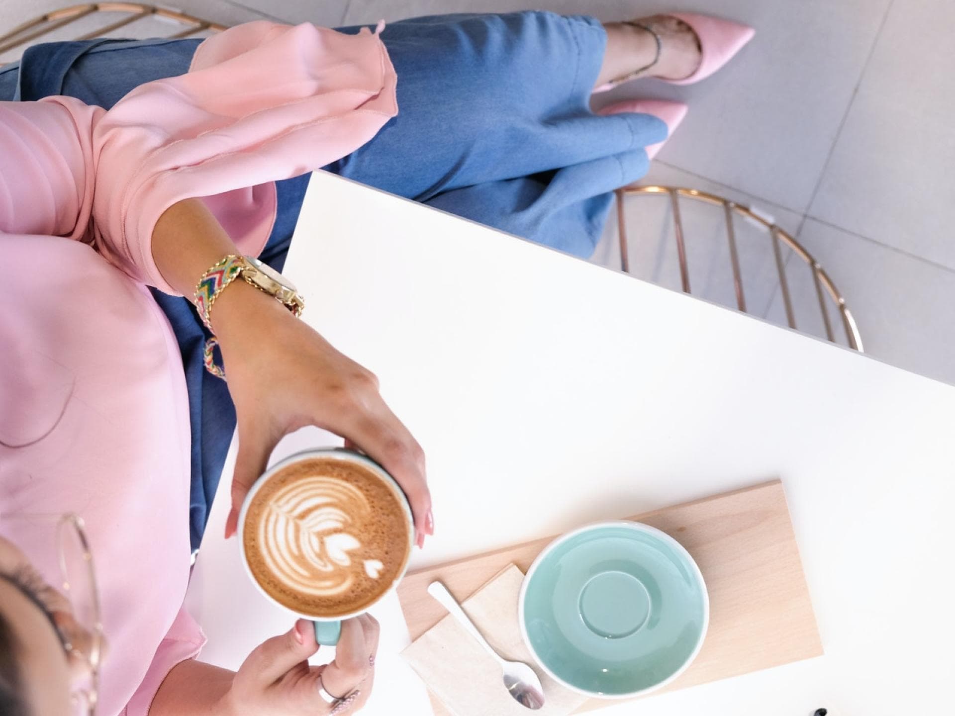 Frau trinkt Kaffee. Frau trinkt Kaffee.