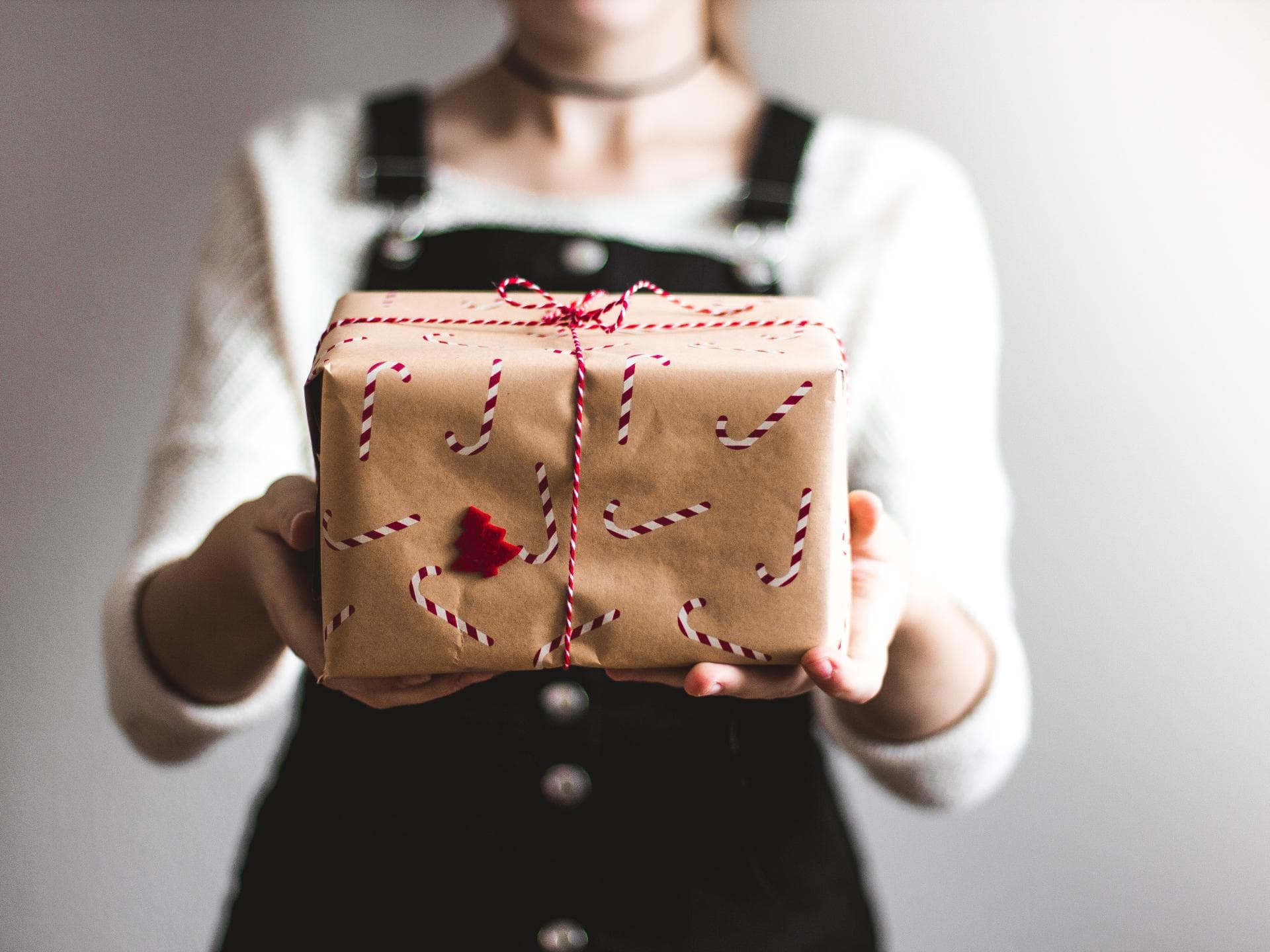 Frau überreicht Weihnachtsgeschenk