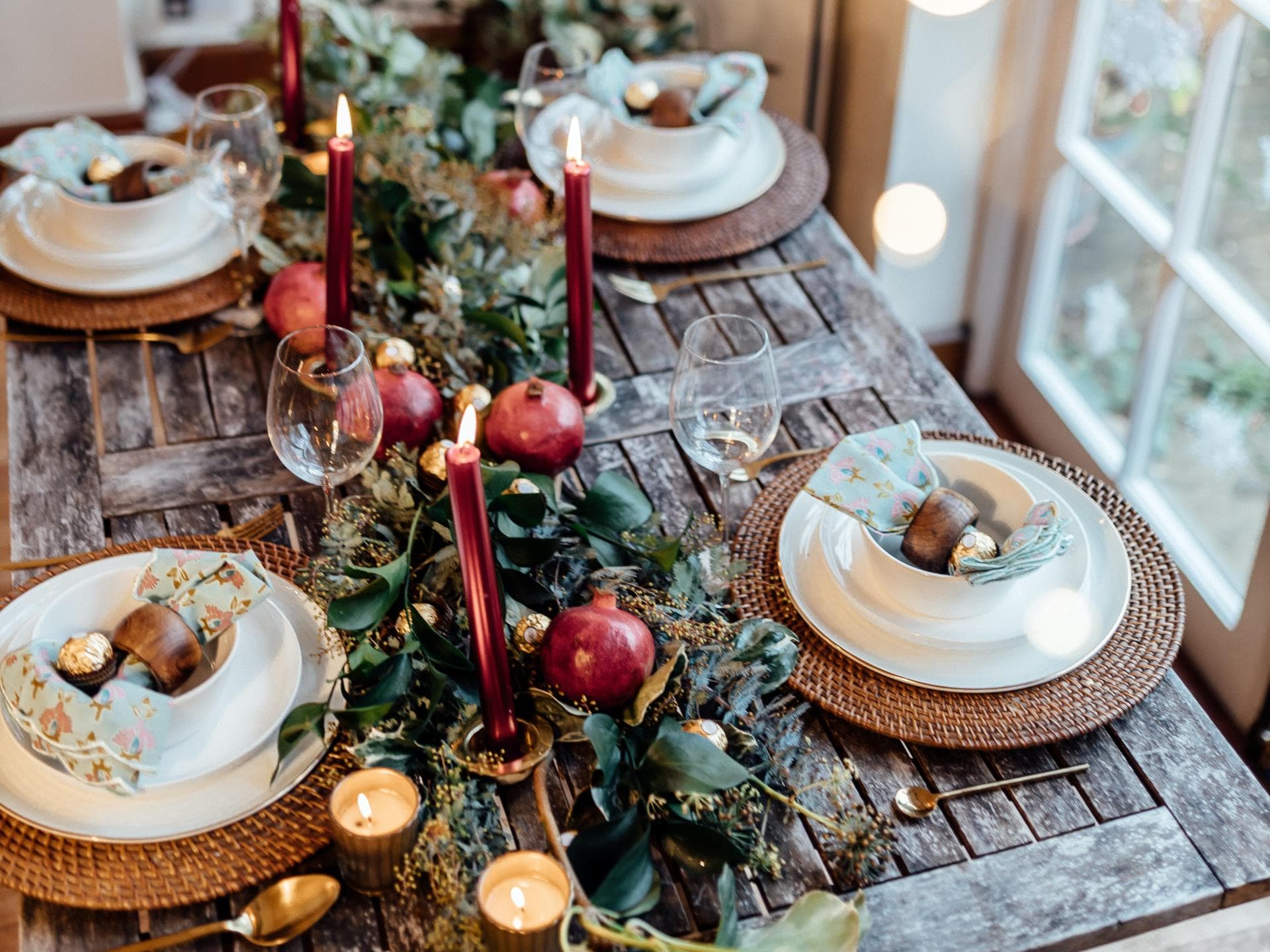 Weihnachtliche Tischdeko mit Adventskranz