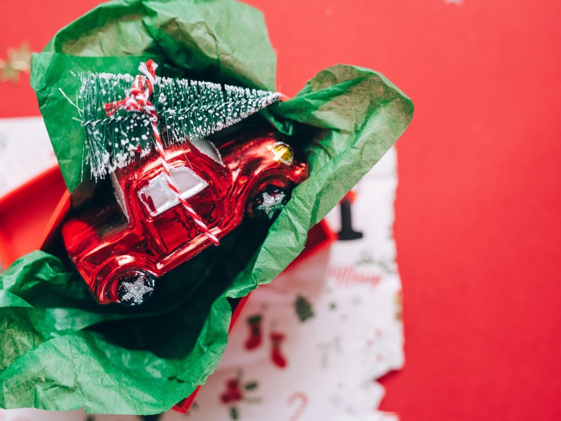 Zerknülltes Geschenkpapier und Weihnachtsdeko. Zerknülltes Geschenkpapier und Weihnachtsdeko.