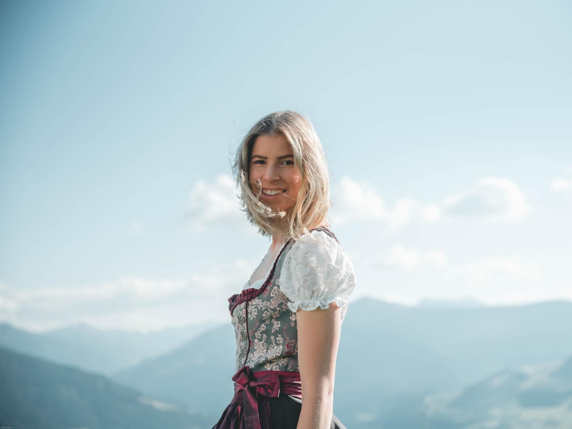 Frau mit Dirndl
