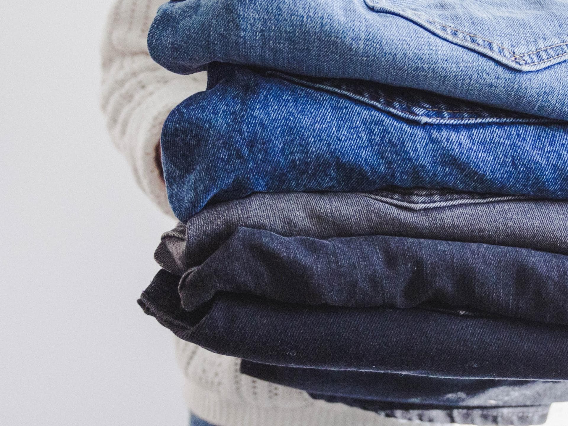 Jeans in der Hand 