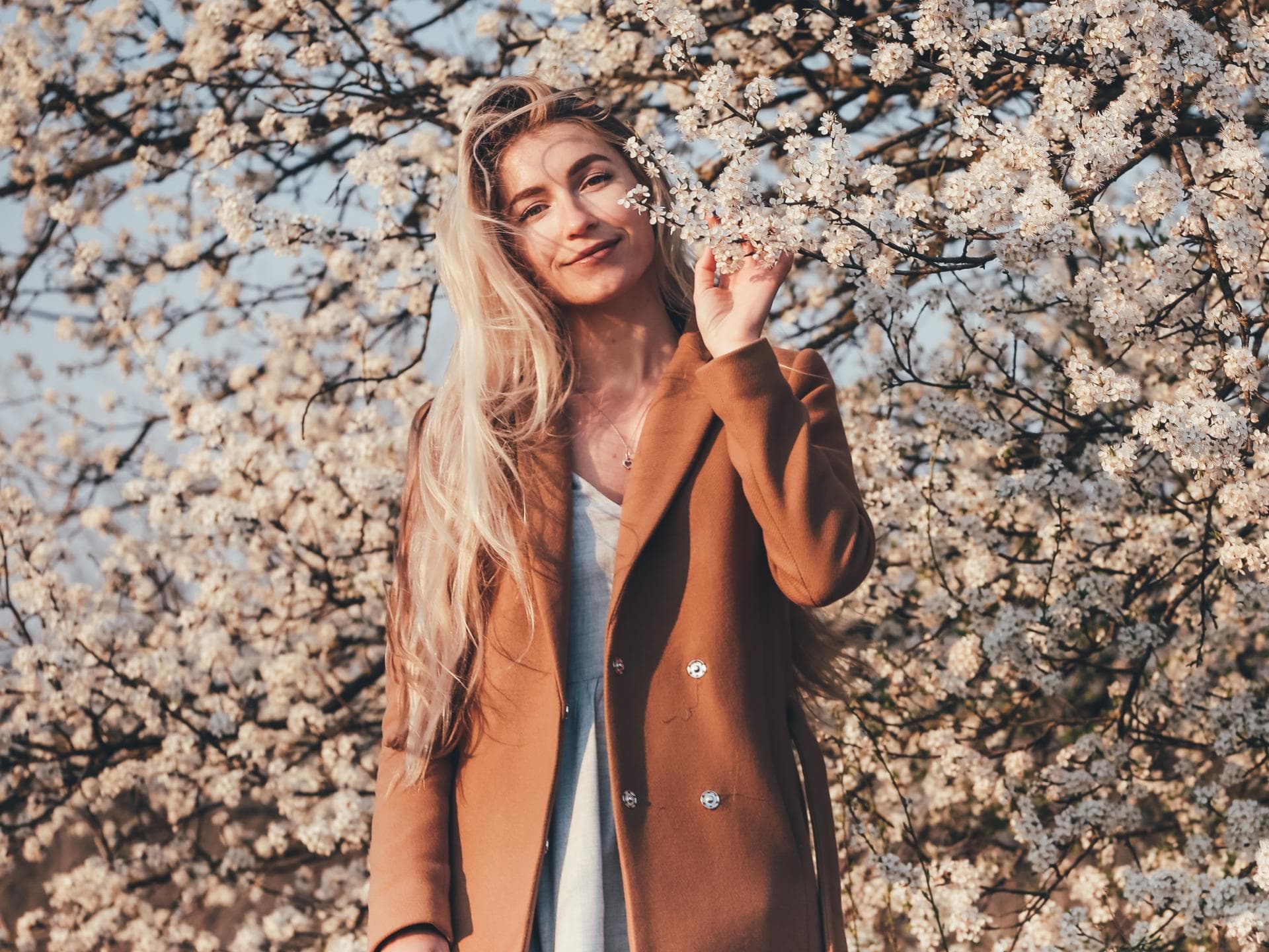Frau trägt Mantel im Frühling 