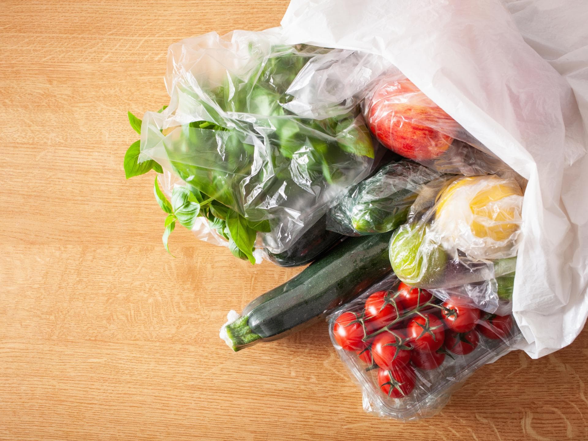 Obst und Gemüse in Plastik