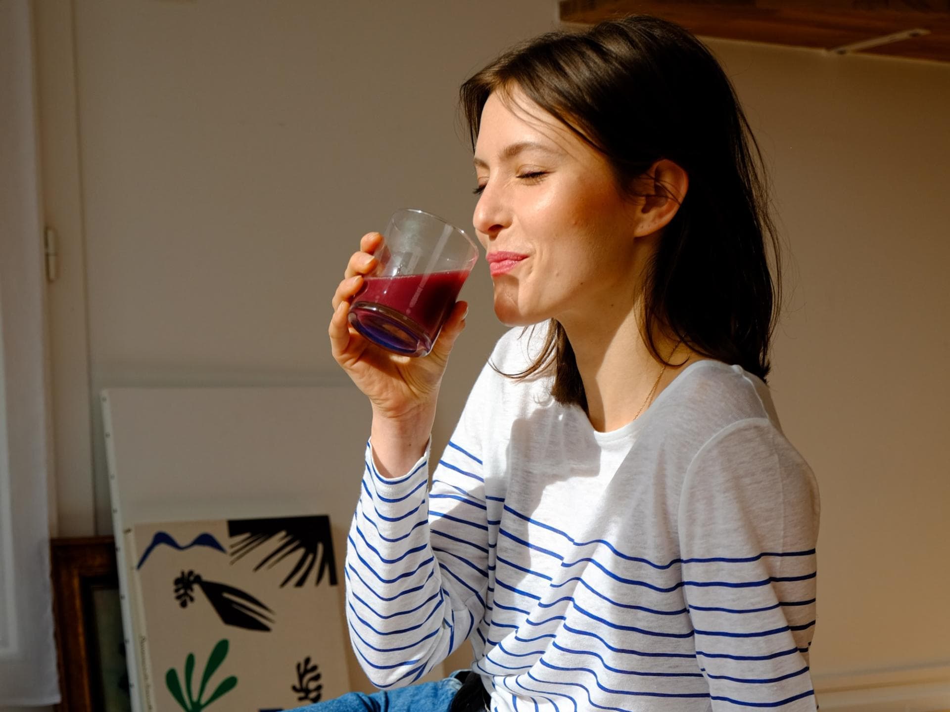 Frau trinkt Saft 