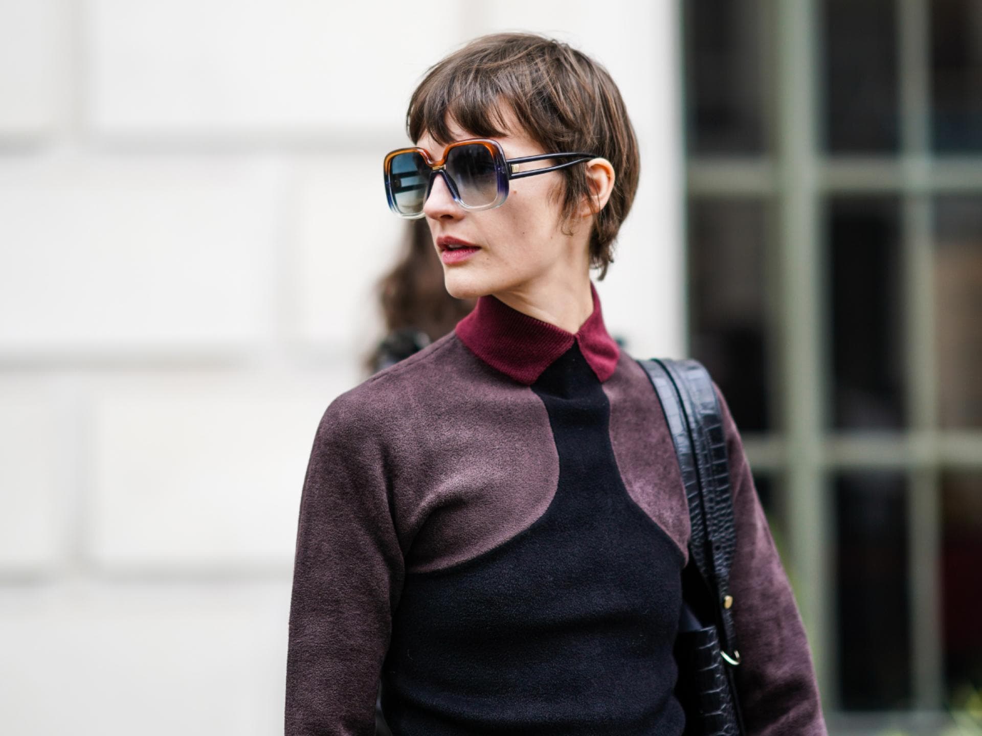 Frau mit Pixie Cut