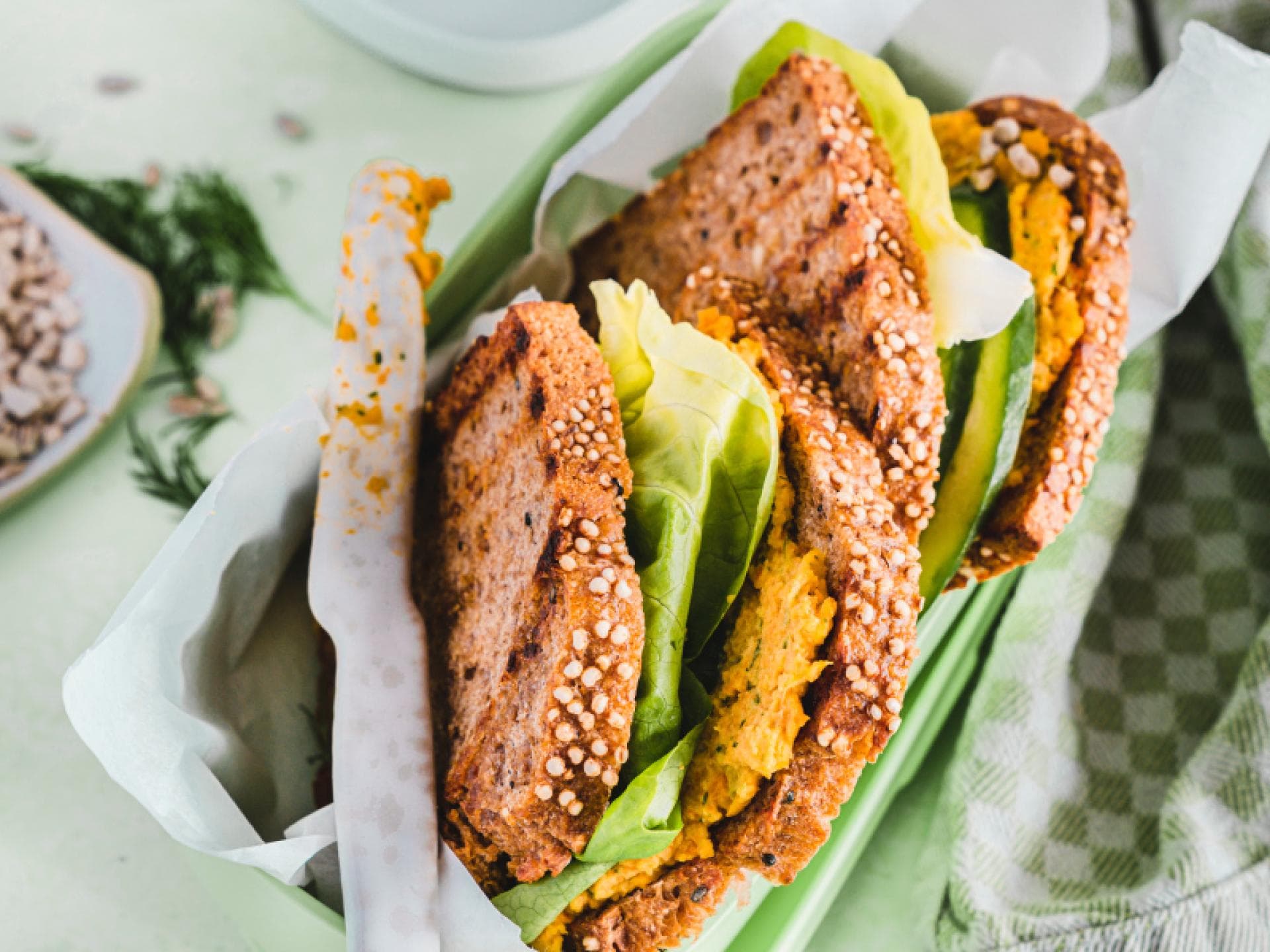 Vegetarisches Gemüsesandwich mit Möhrenmus