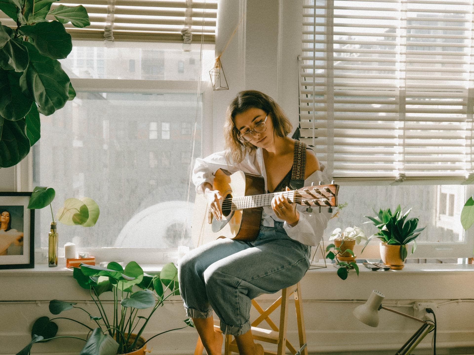 Frau spielt Gitarre 