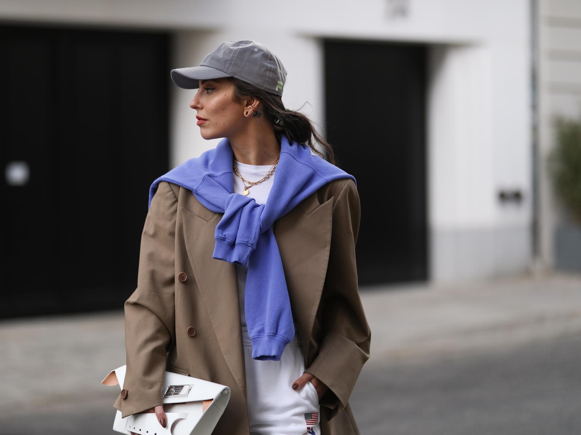 Frau mit Basecap