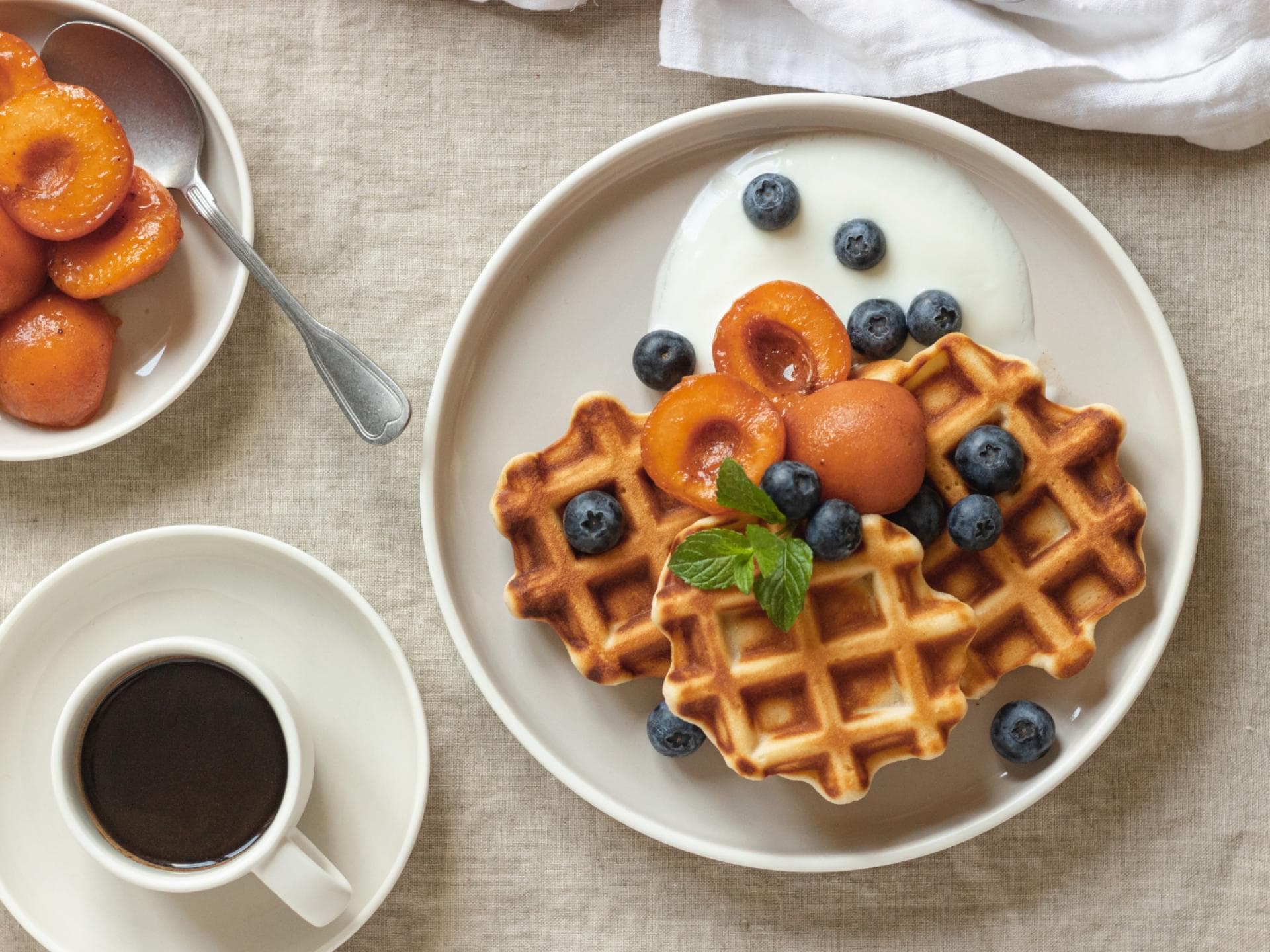 Waffel mit Pfirsich und Blaubeeren