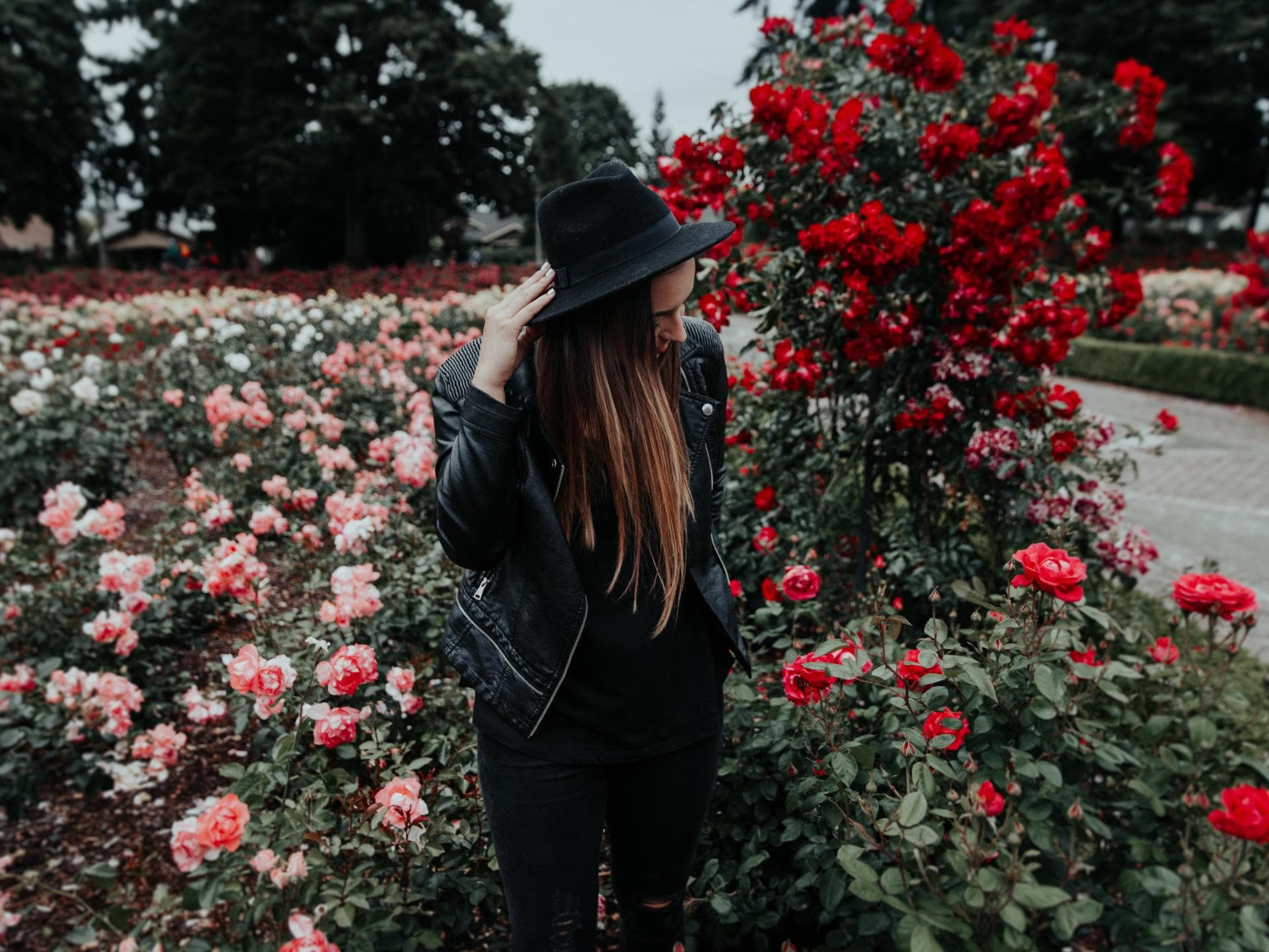 Frau bei Blumen 
