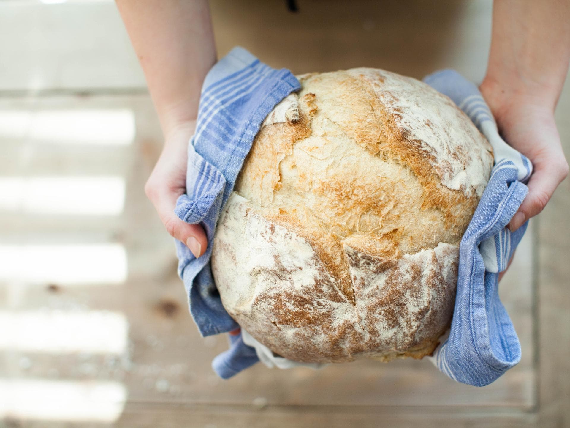 Brot in Geschirrtuch 