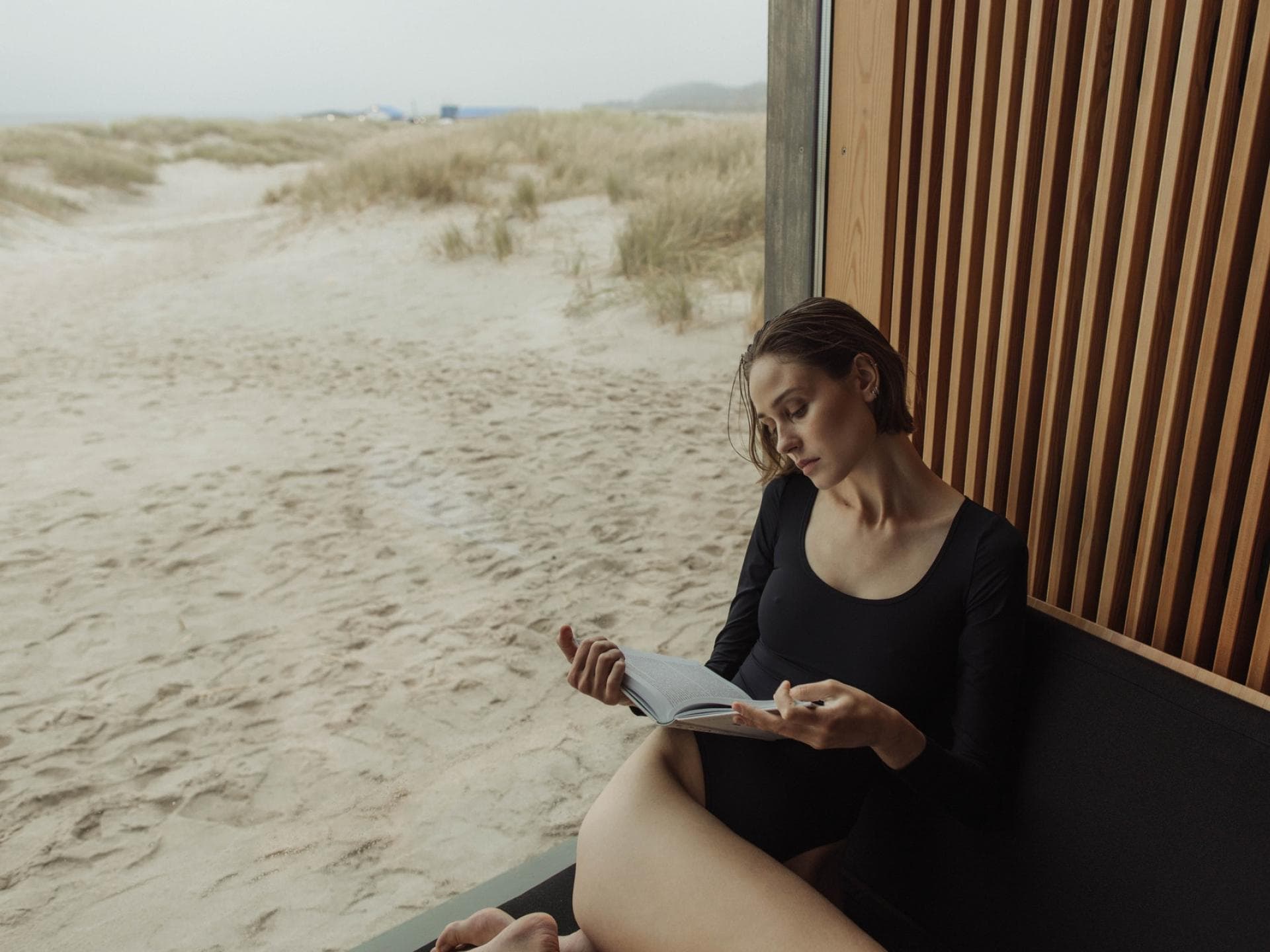 Frau liest ein Buch am Strand