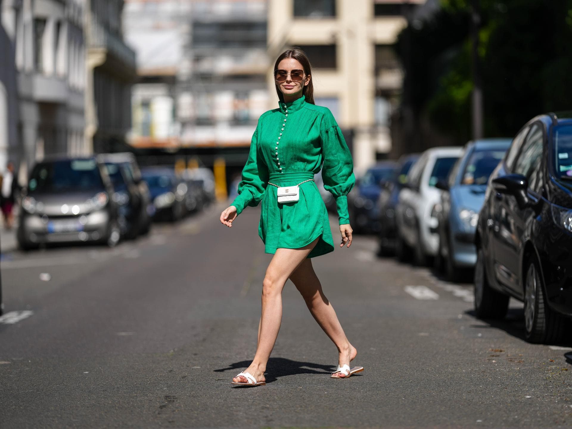 Frau im Minikleid