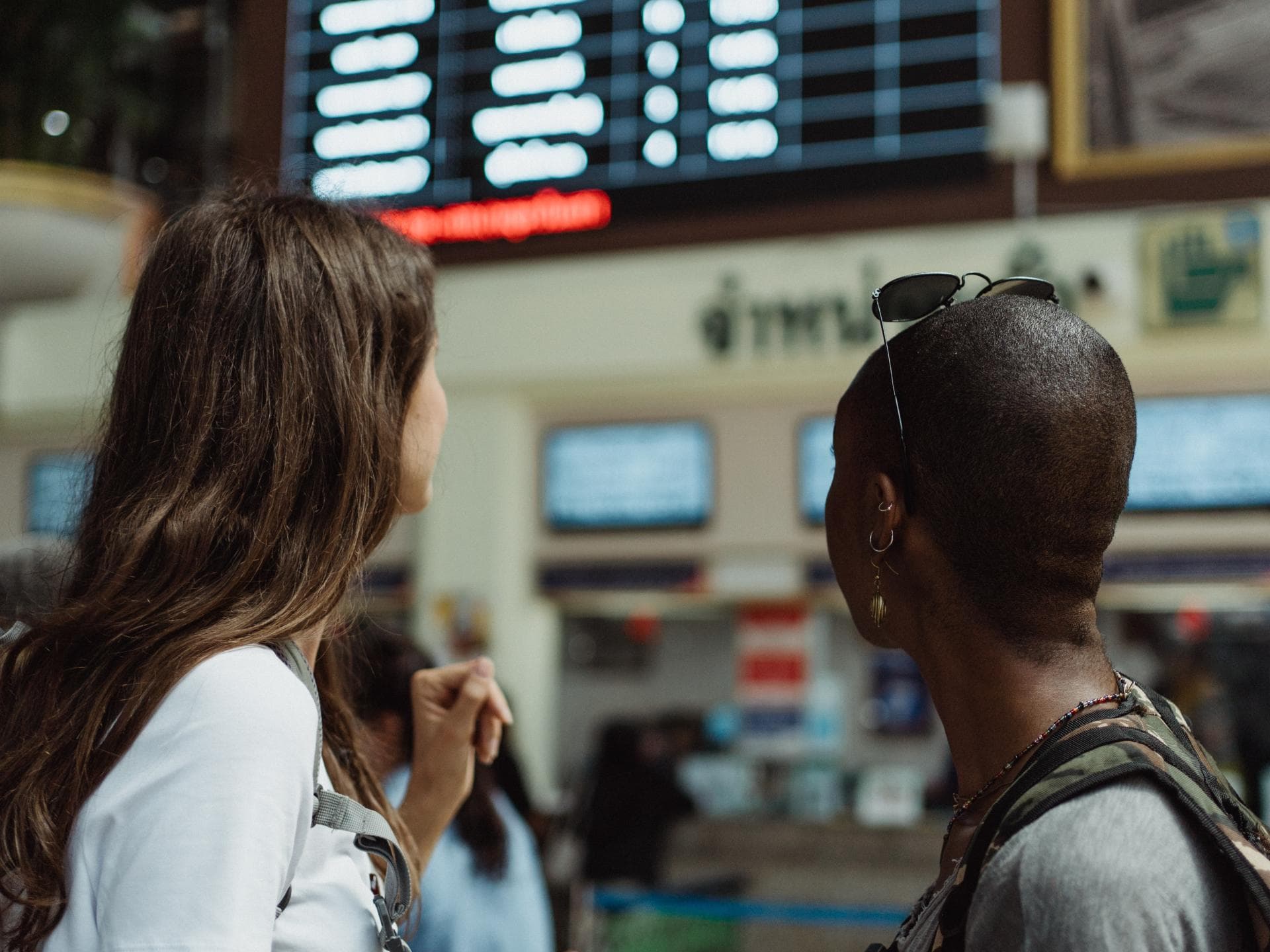 Frauen am Flughafen 