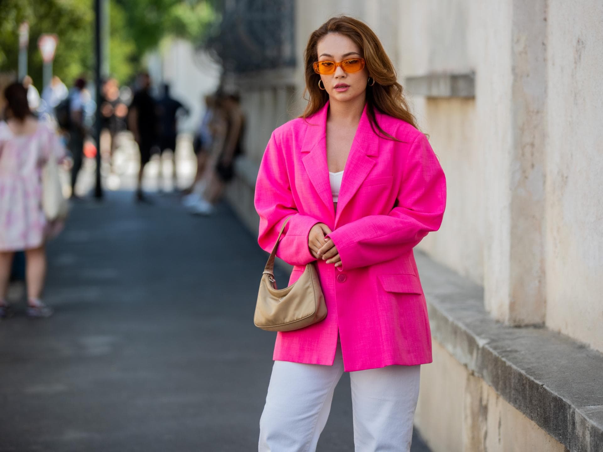 Frau mit pinkem Blazer