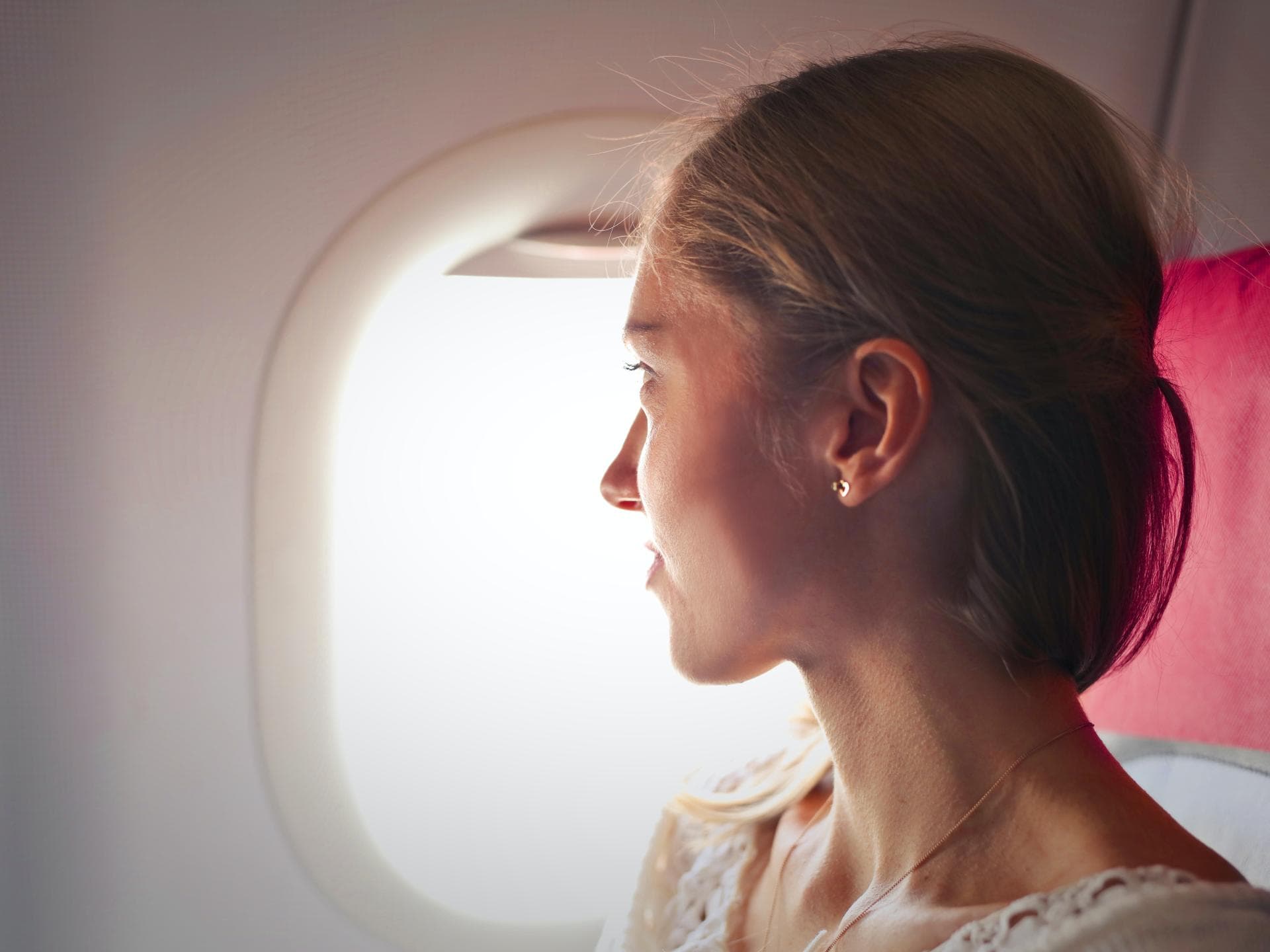 Frau im Flugzeug 