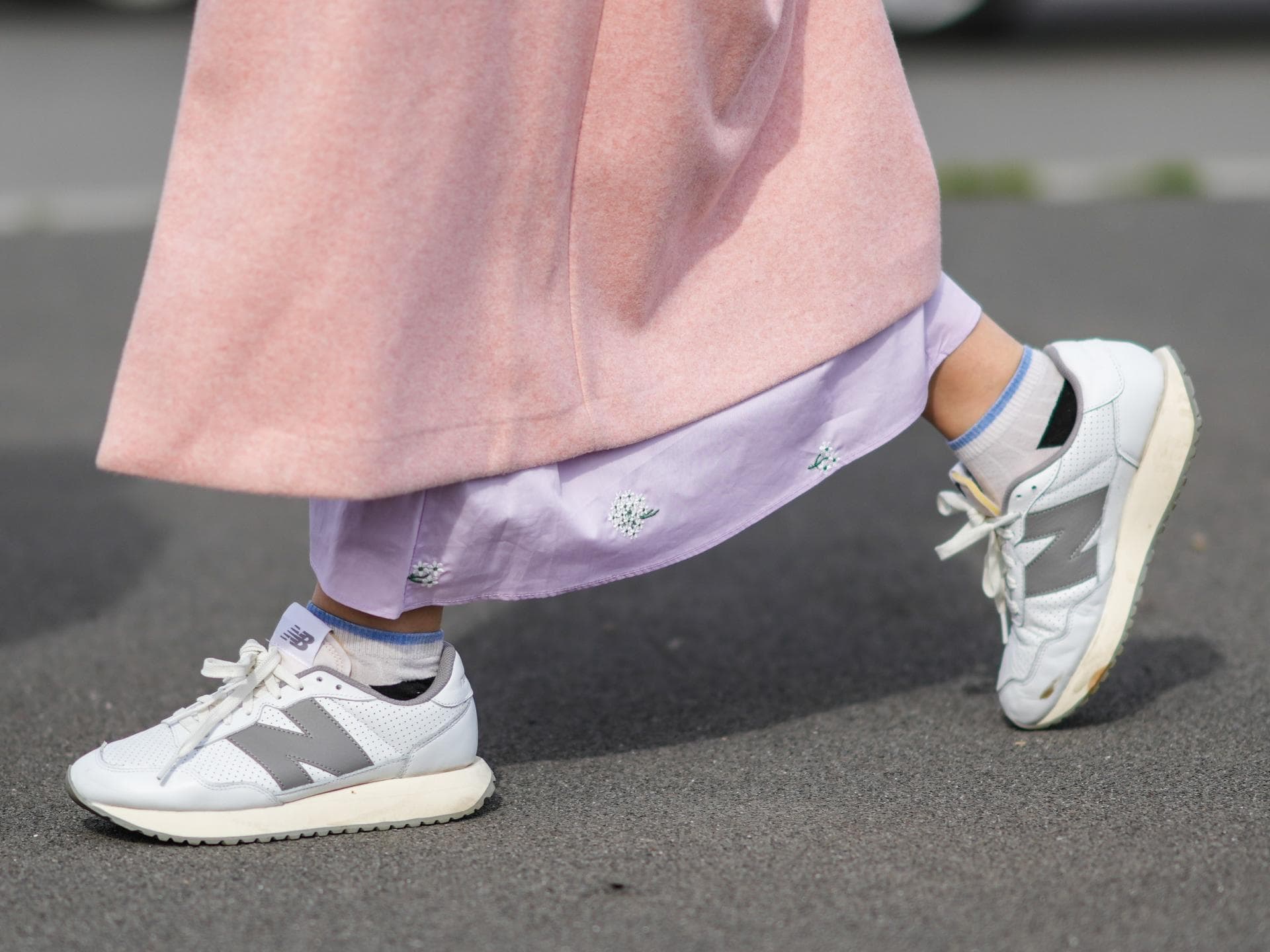 Sneaker und Kleid im Streetstyle