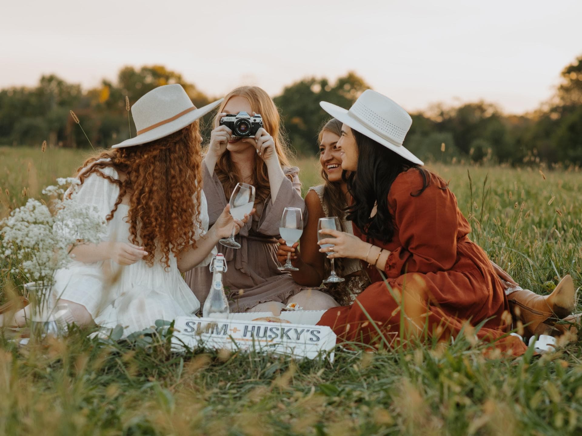 Freundinnen beim Picknick 