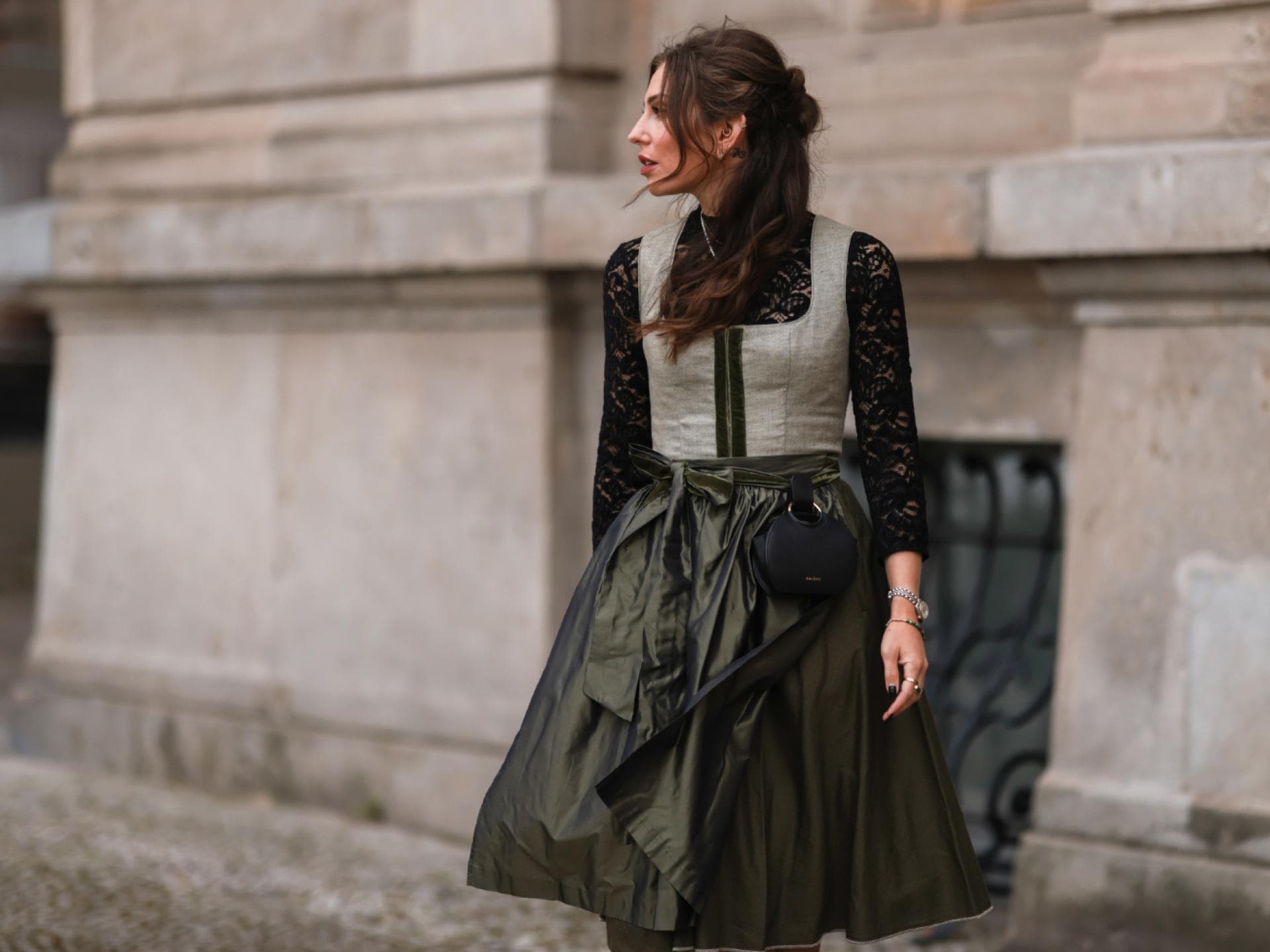 Auch im Alltag kann man ein Dirndl tragen Frau trägt Dirndl im Streetstyle