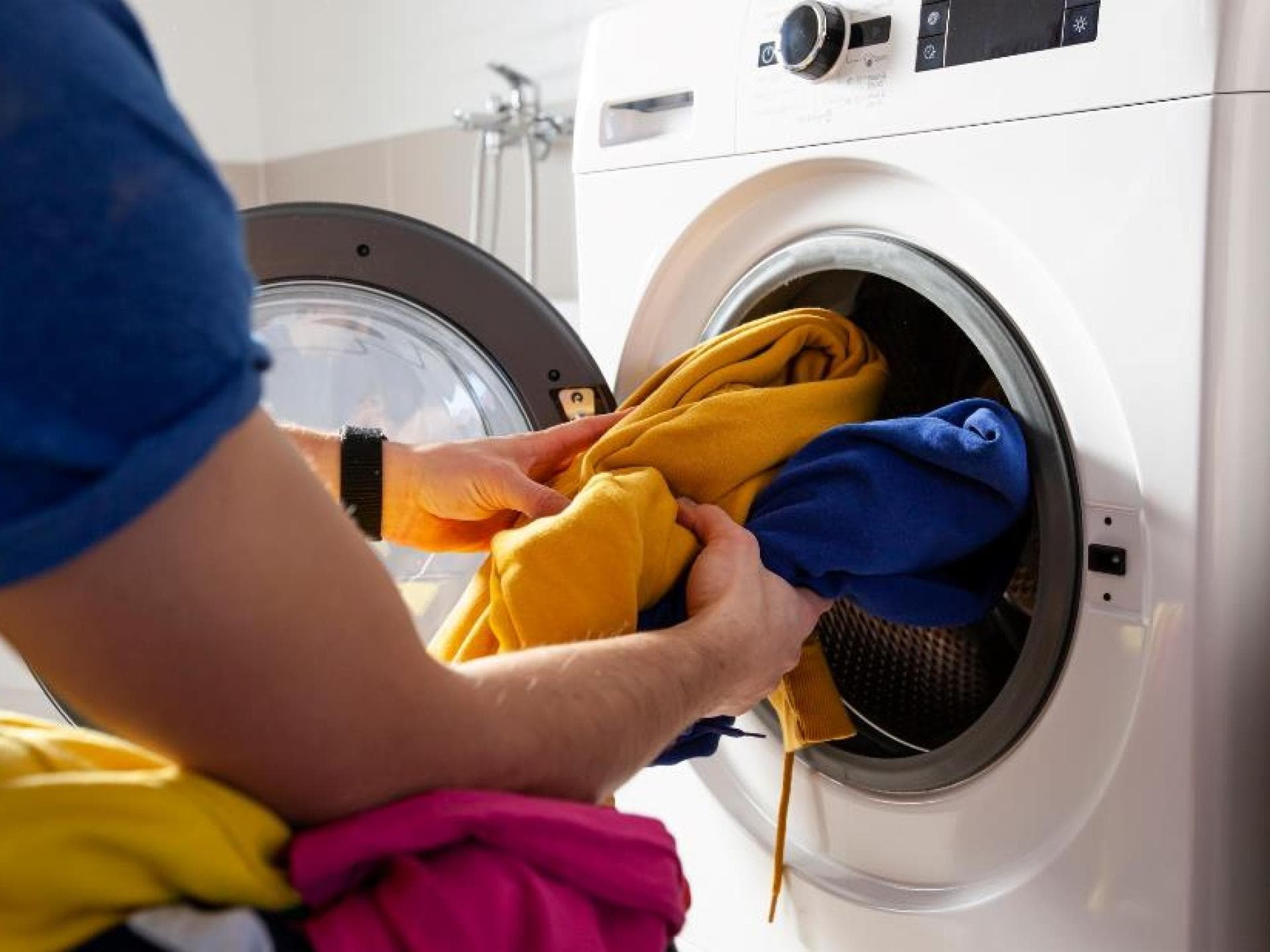 Waschmaschine mit Kleidung Waschmaschine mit Kleidung