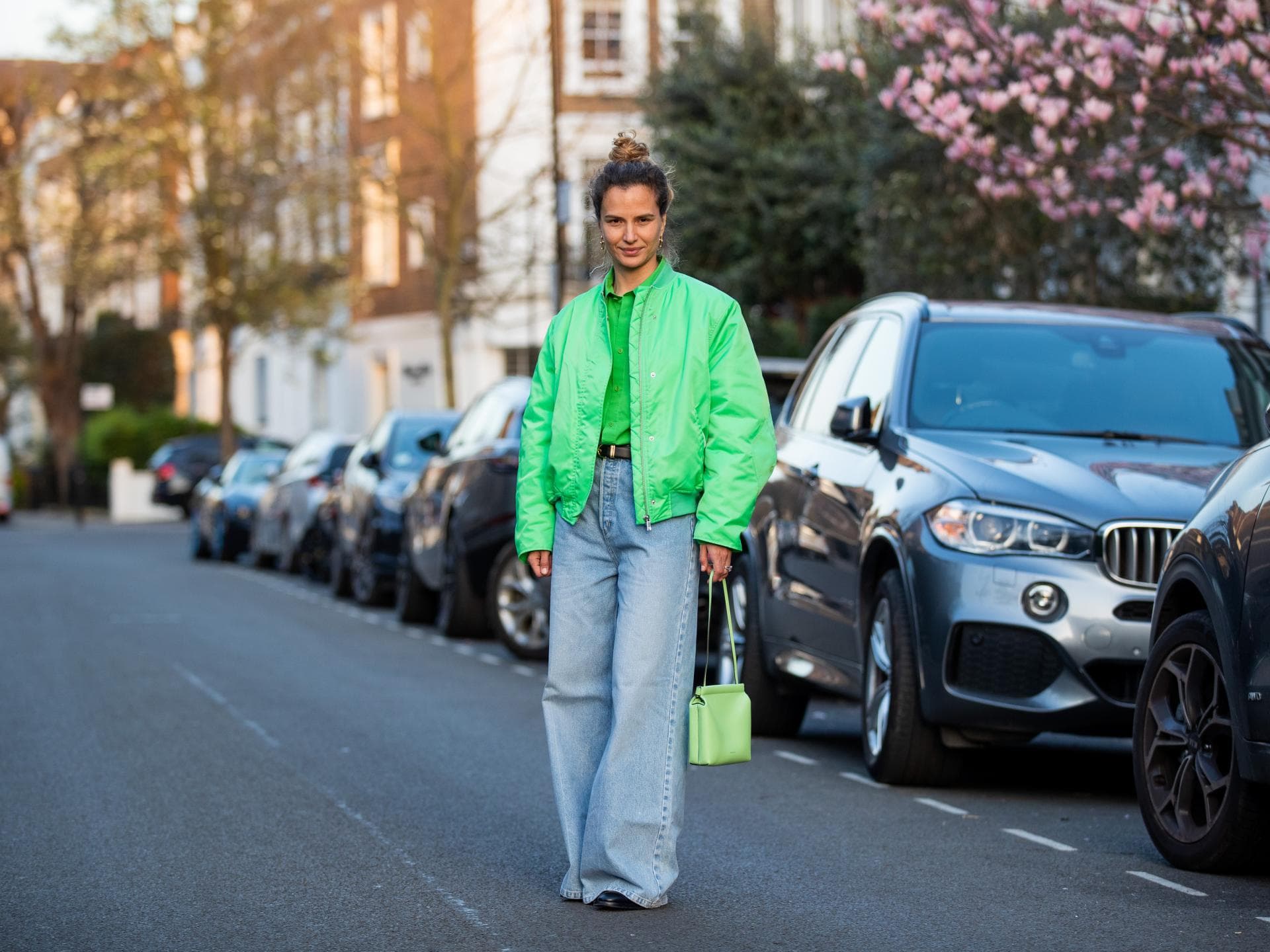 Wide-Leg-Jeans mit Bomberjacke