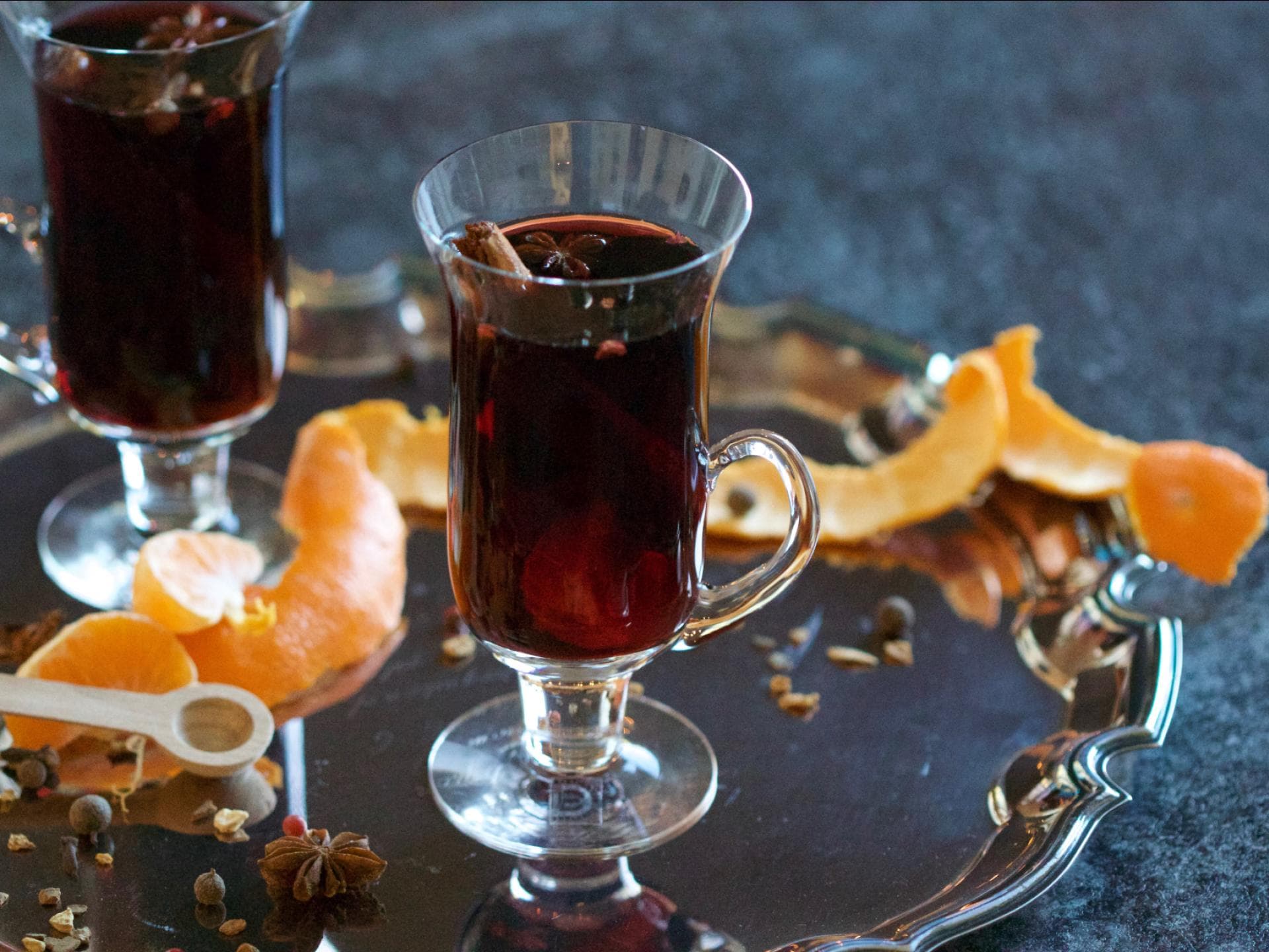 Glühwein mit Orangenschalen