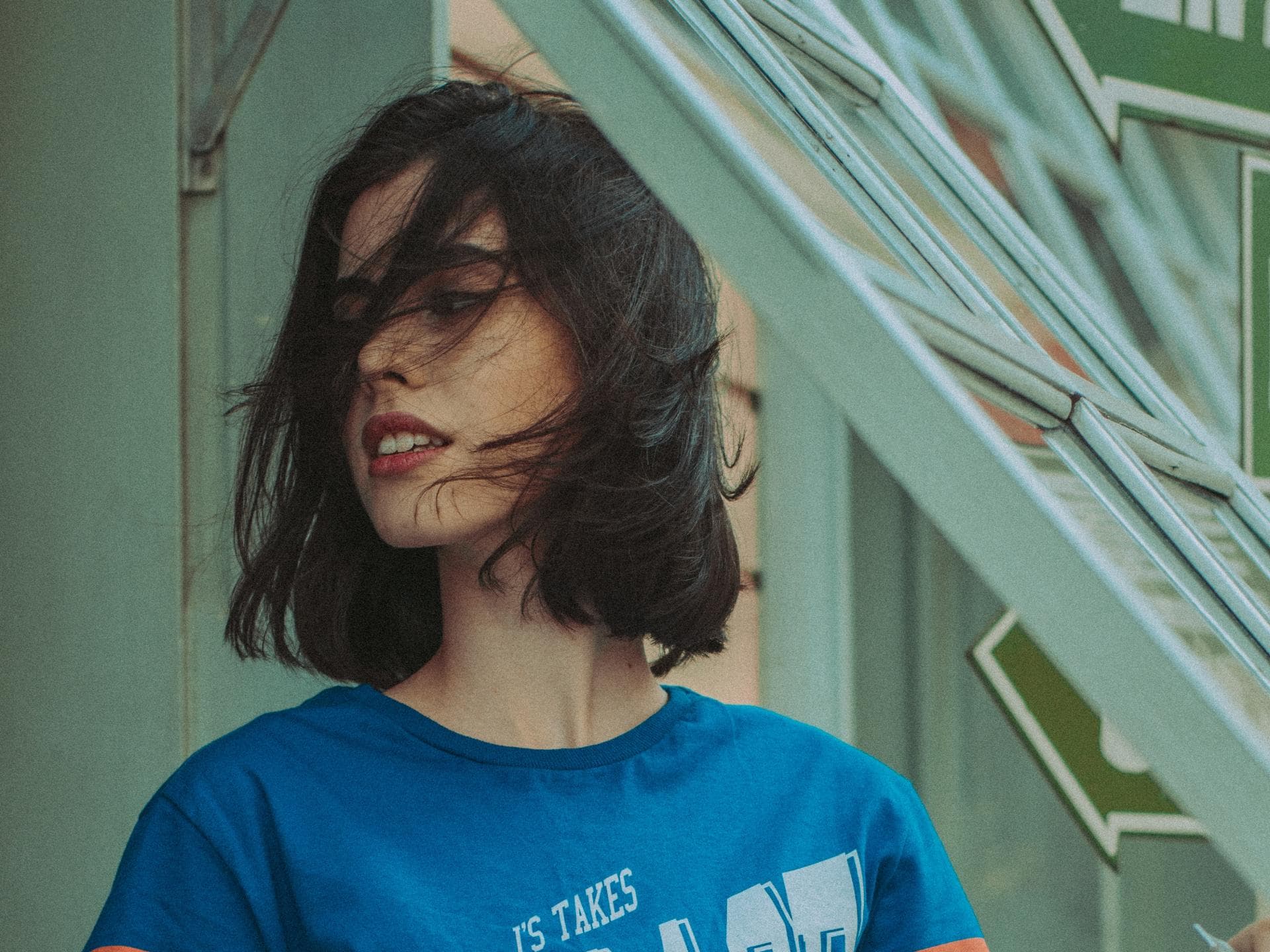 Kurzhaarfrisuren bei Wind und Wetter stylen 