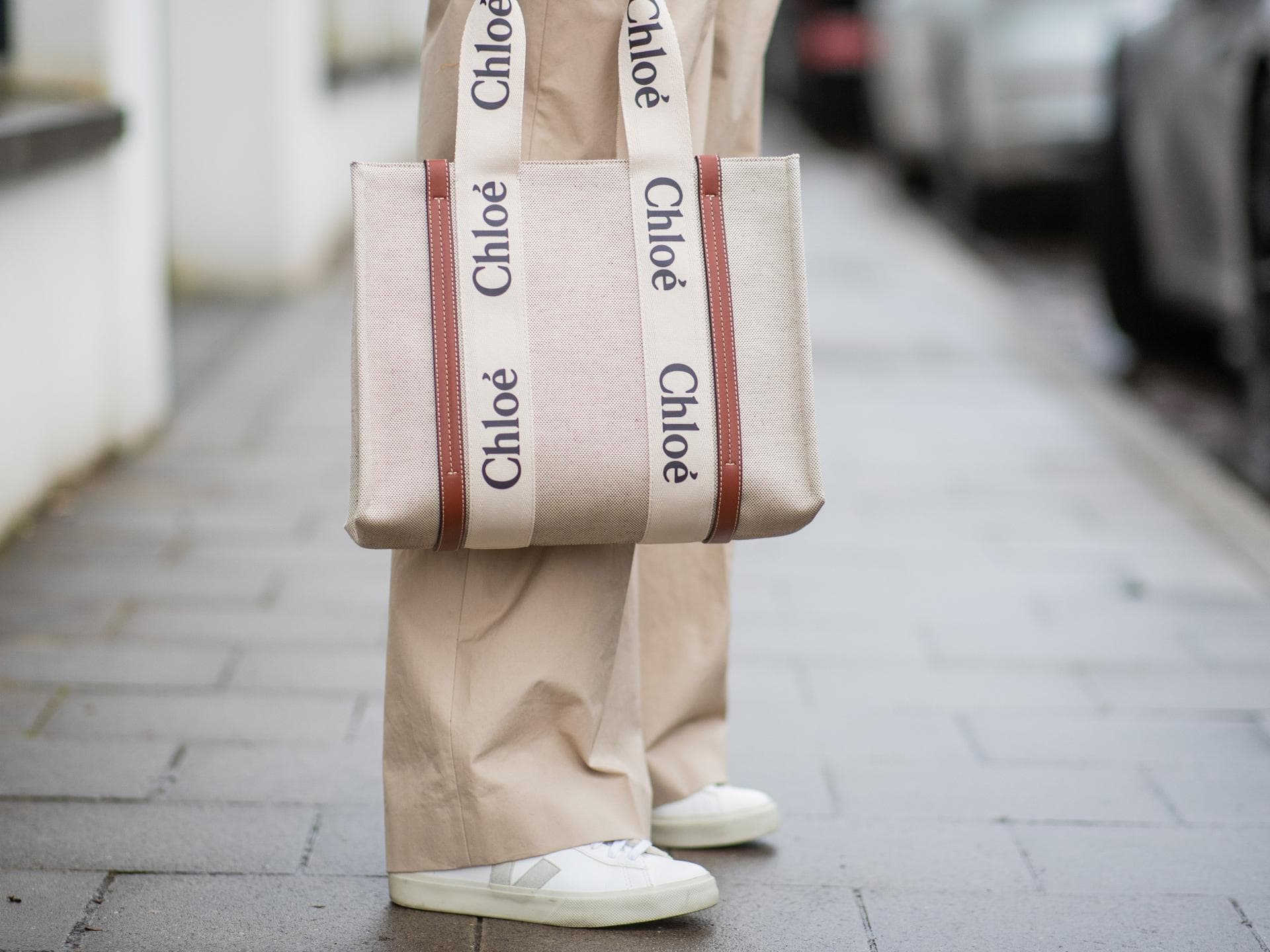 Frau mit Sneakers von Veja 