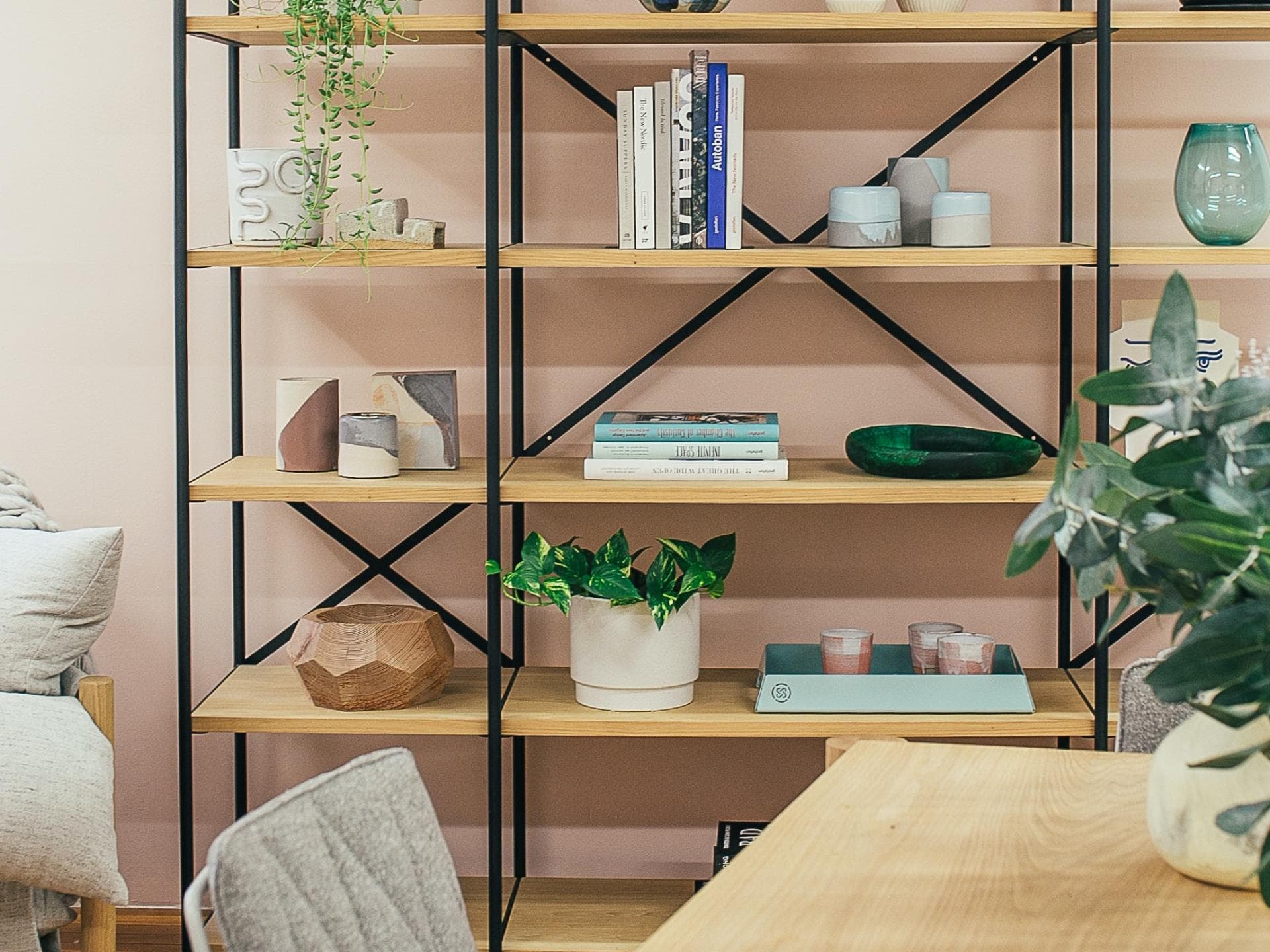 Bücherregal in der Wohnung 