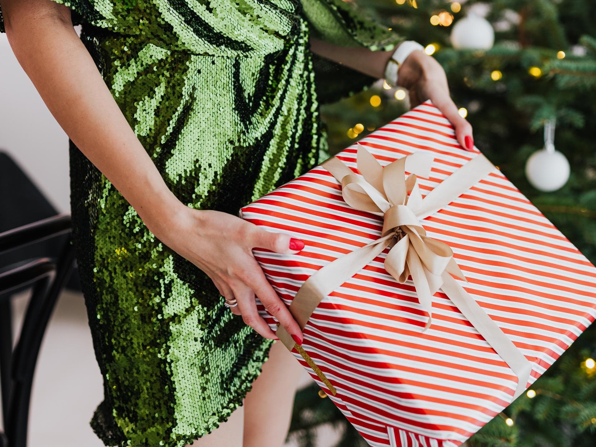 Frau überreicht ein Weihnachtsgeschenk.