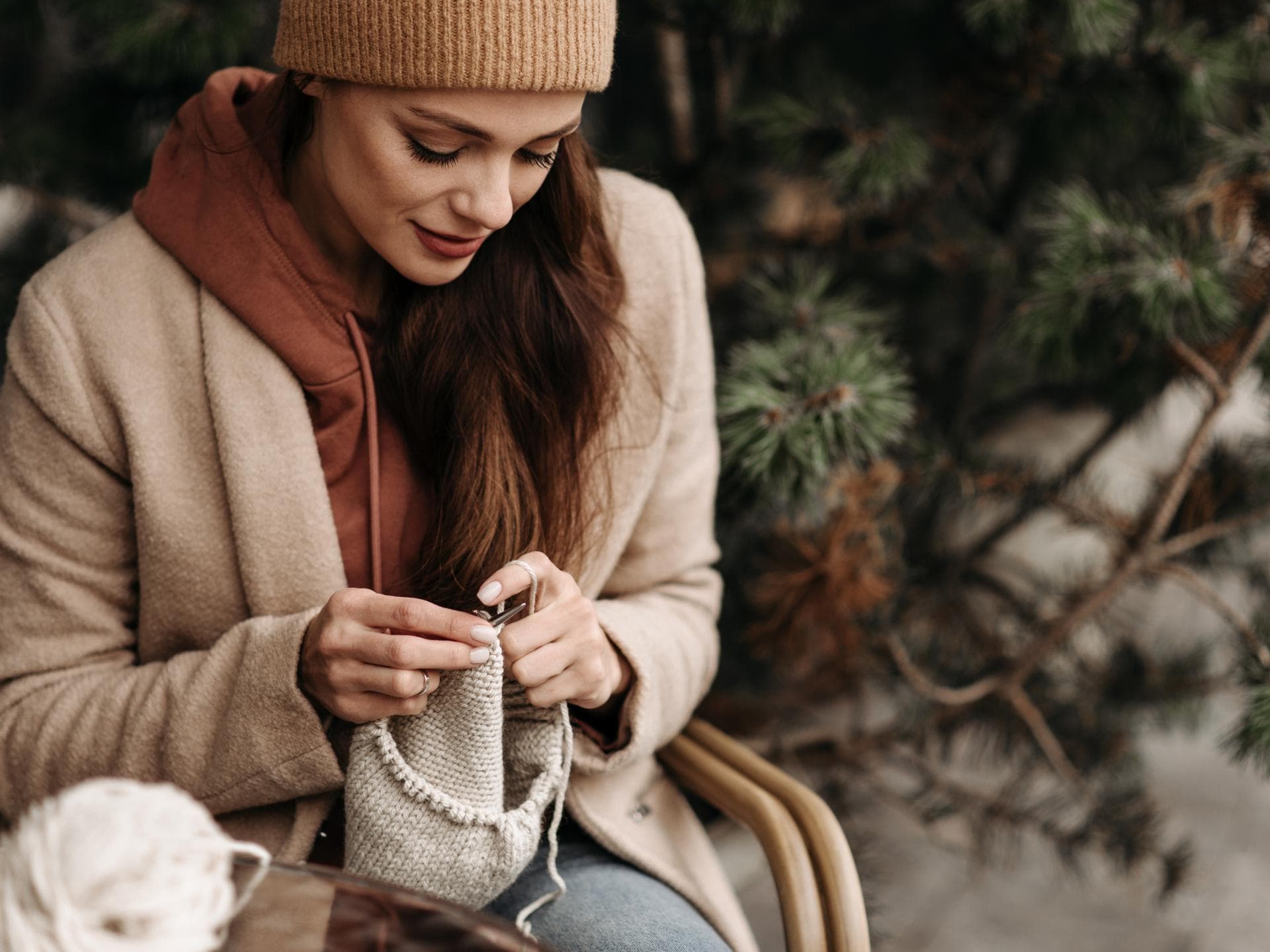 Frau strickt. Frau strickt.