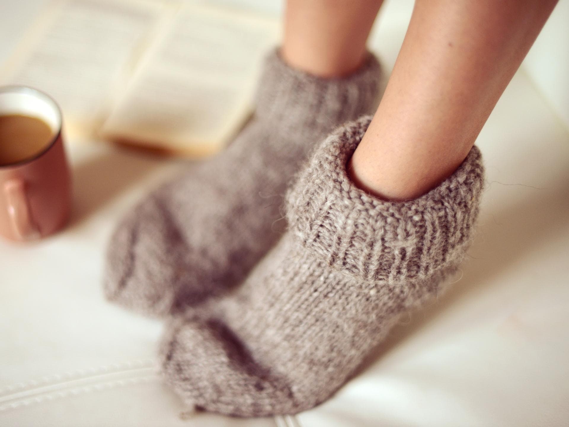 Füße in Wollsocken