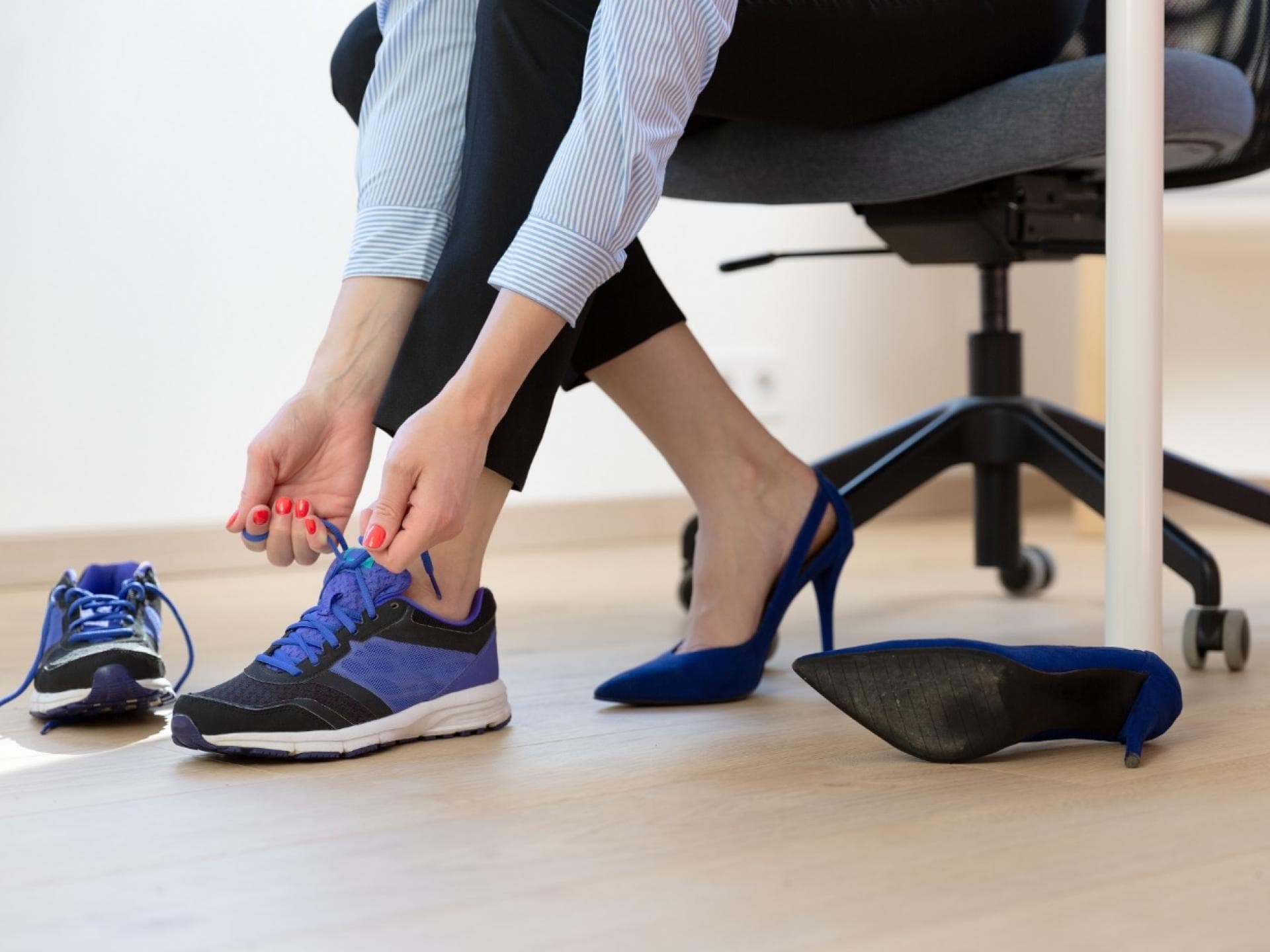 Sneaker anziehen Sneaker anziehen