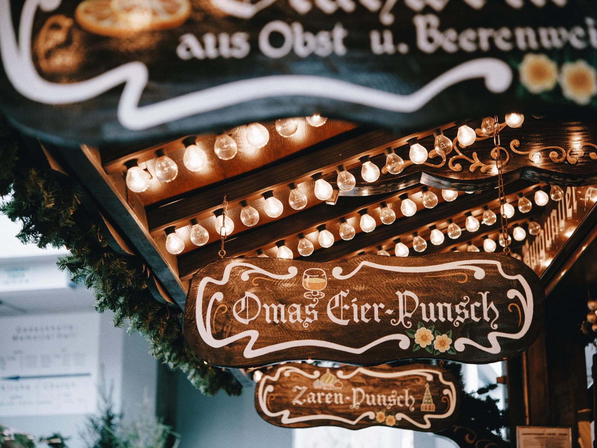 Eine Bude auf dem Weihnachtsmarkt