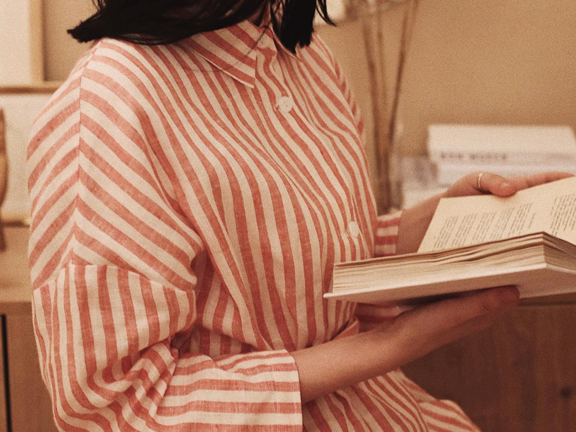 Frau liest Buch Frau liest Buch