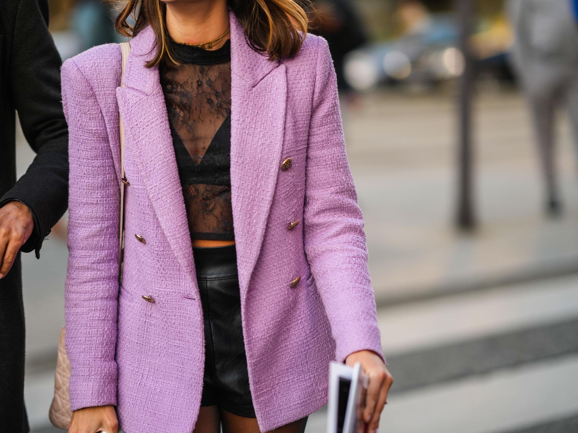 BH blitzt unter dem Blazer hervor. BH blitzt unter dem Blazer hervor.