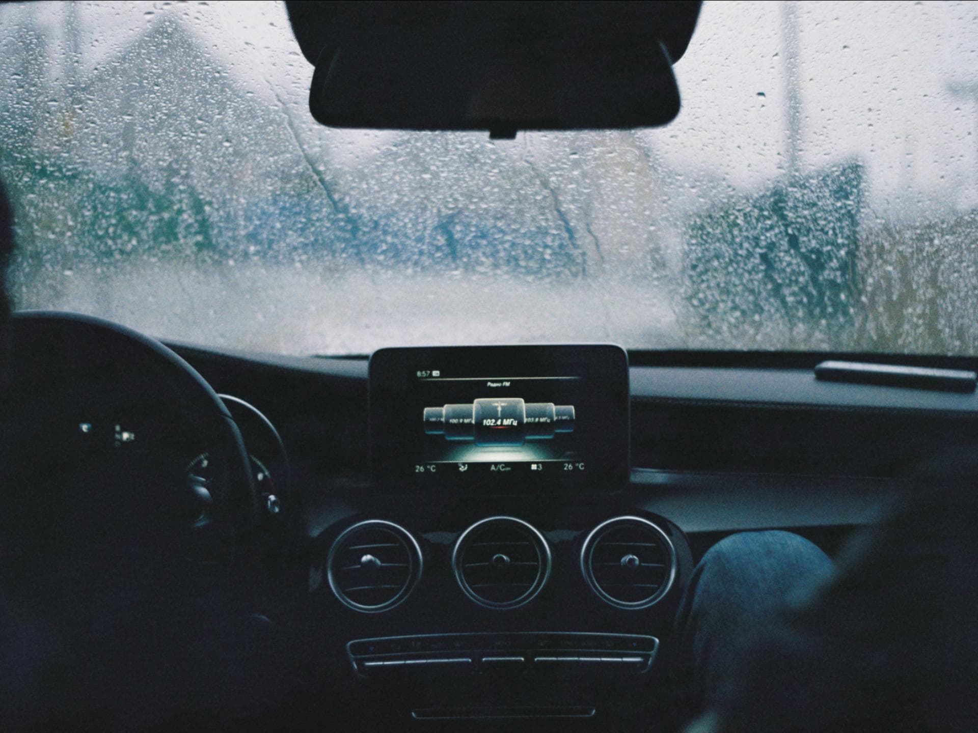 Auto mit feuchter Windschutzscheibe