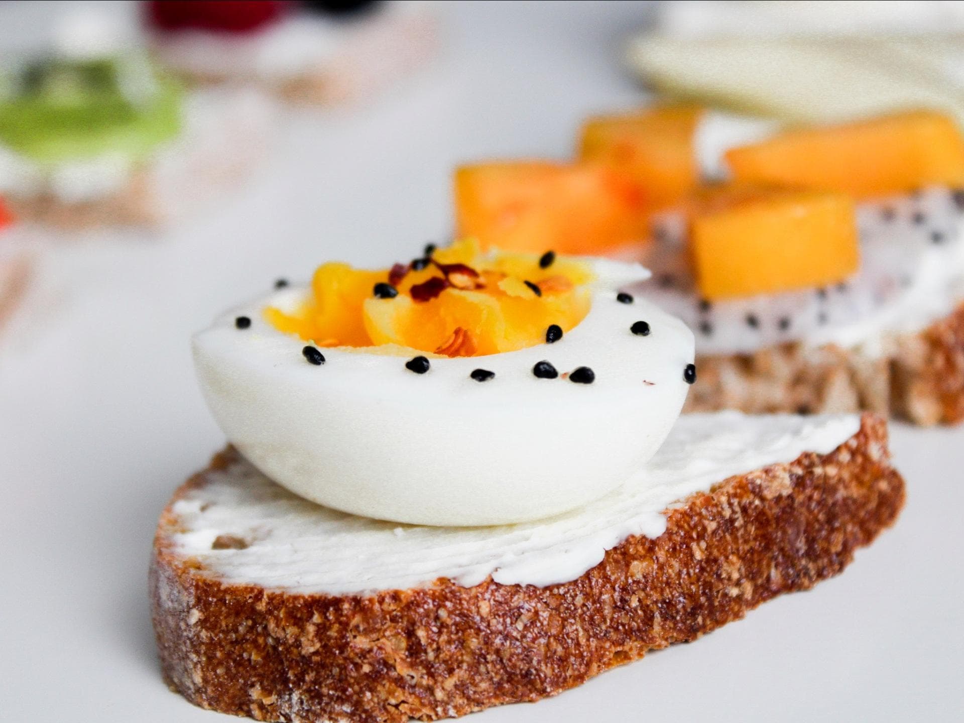 Hartgekochtes Ei auf Brot 