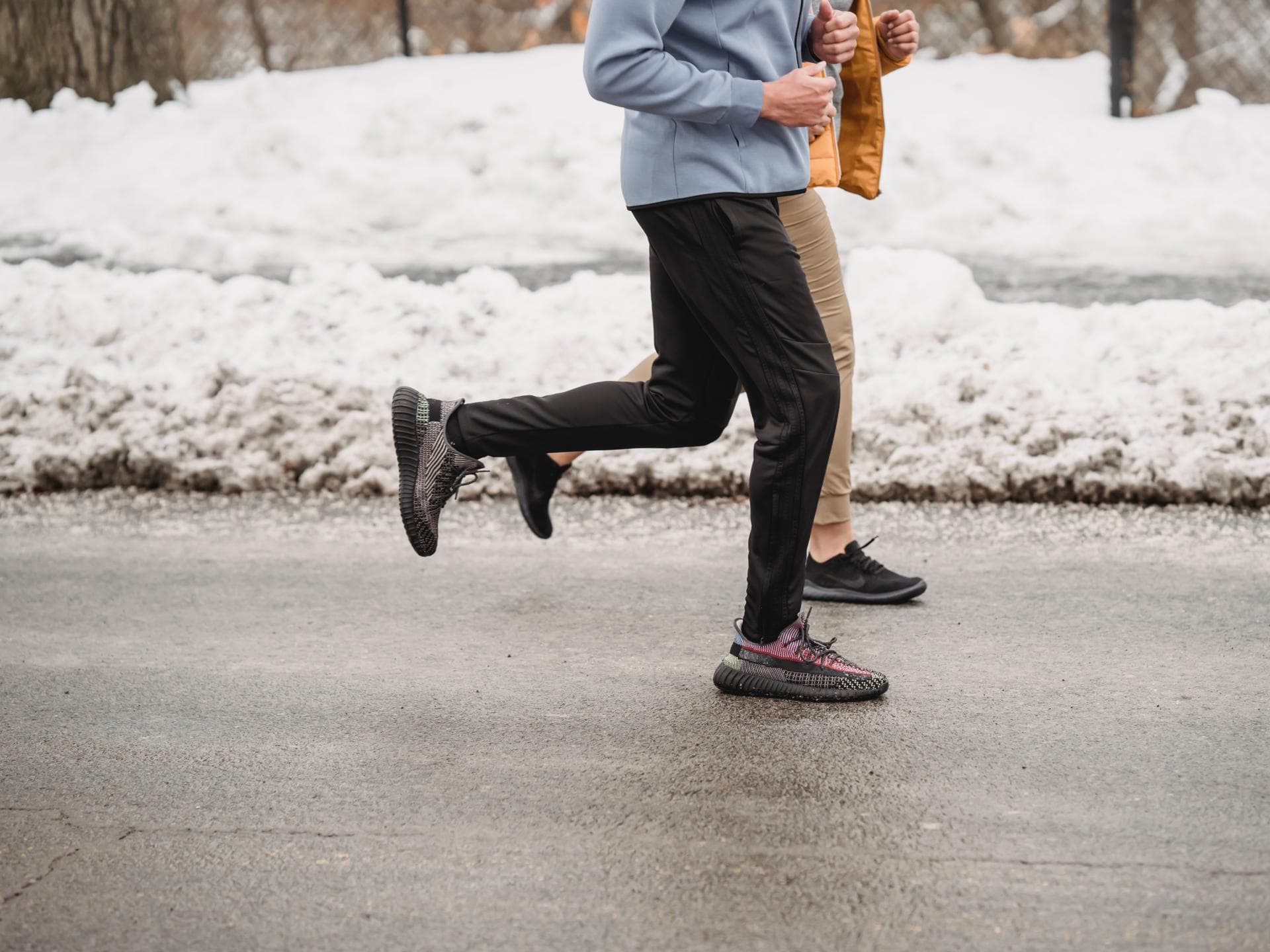 Zwei Personen joggen im Winter.