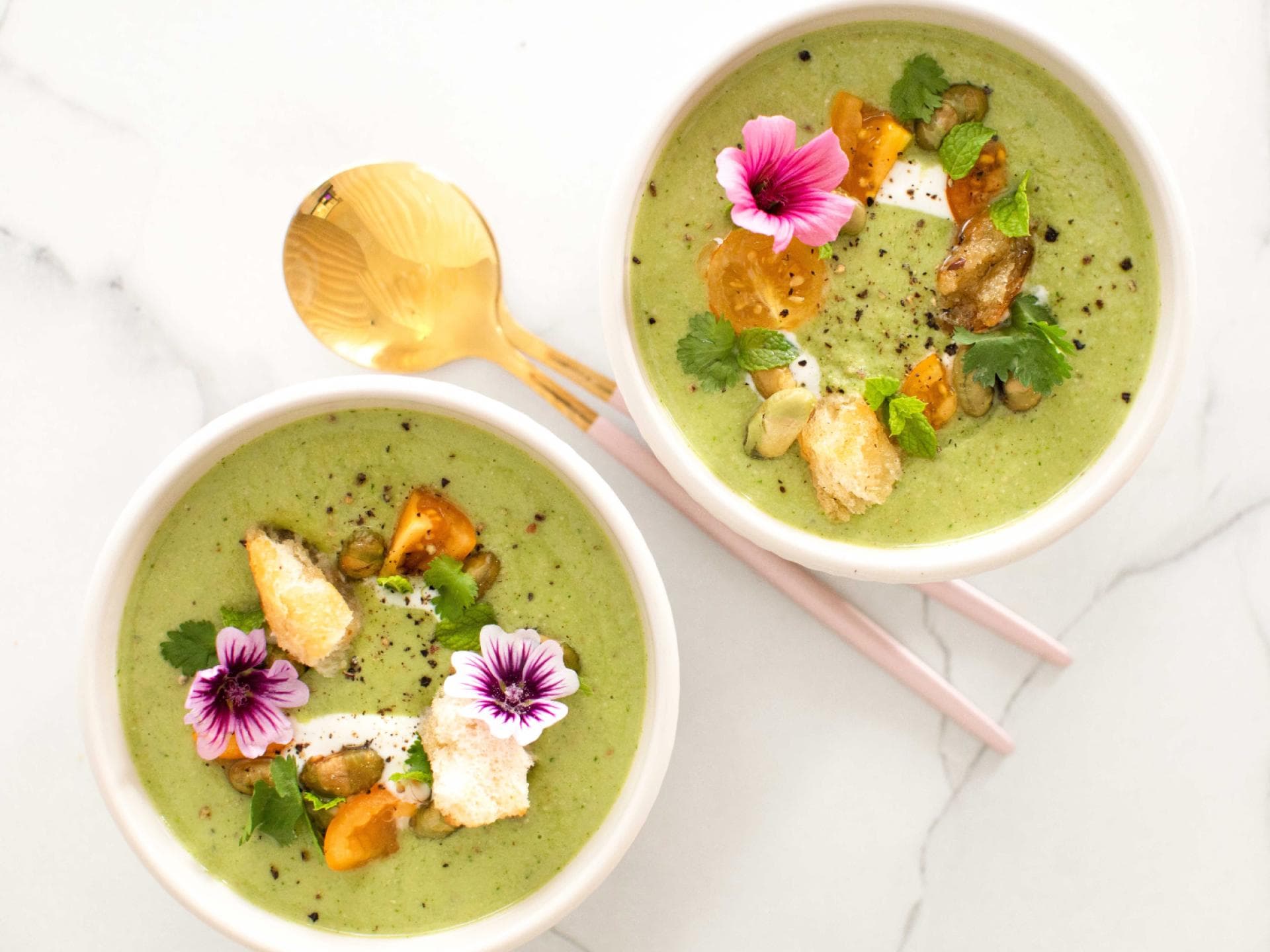 Zwei Schüsseln mit Rosenkohl-Suppe