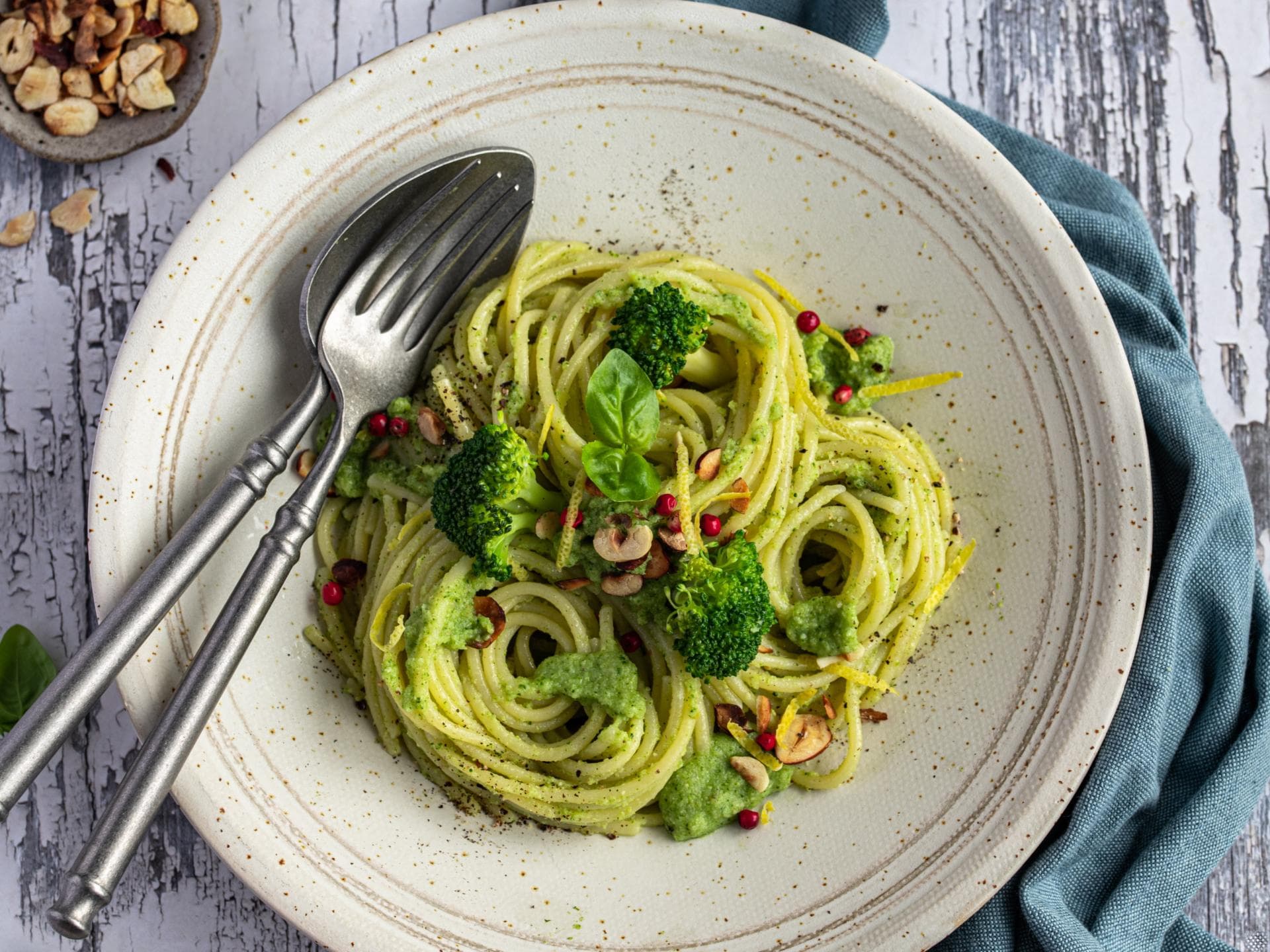 Pasta mit Brokkoli-Nuss-Pesto