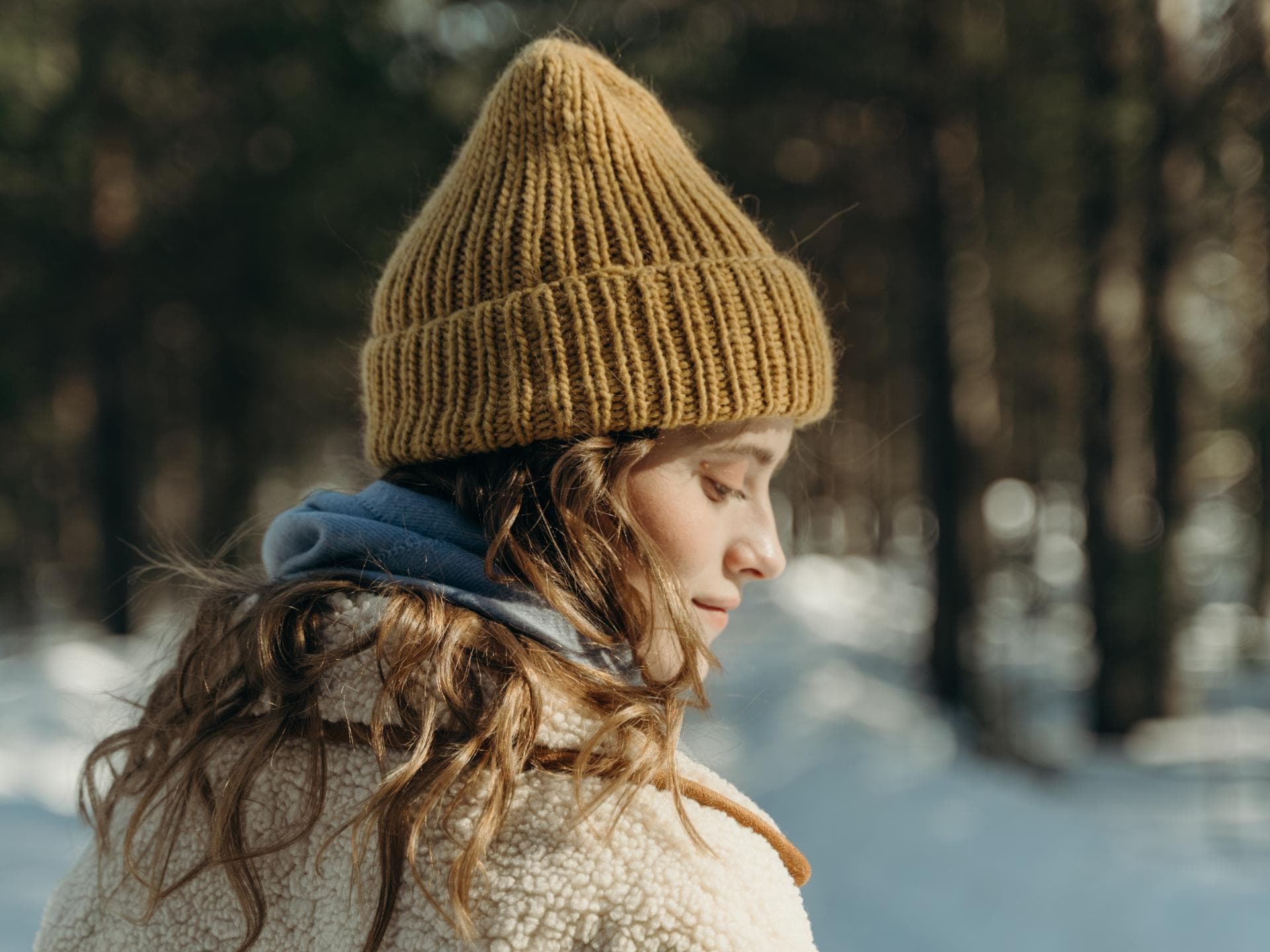 Frau mit Strickmütze