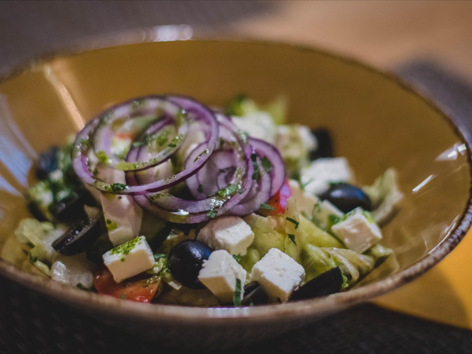 Rote Zwiebeln im Salat 