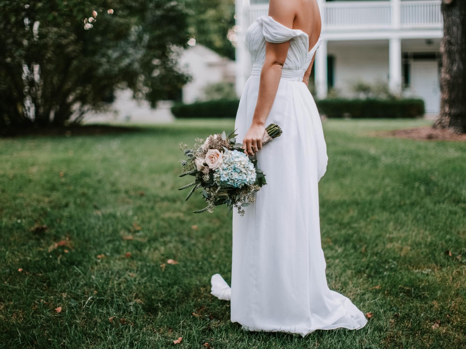 Braut in Kleid 