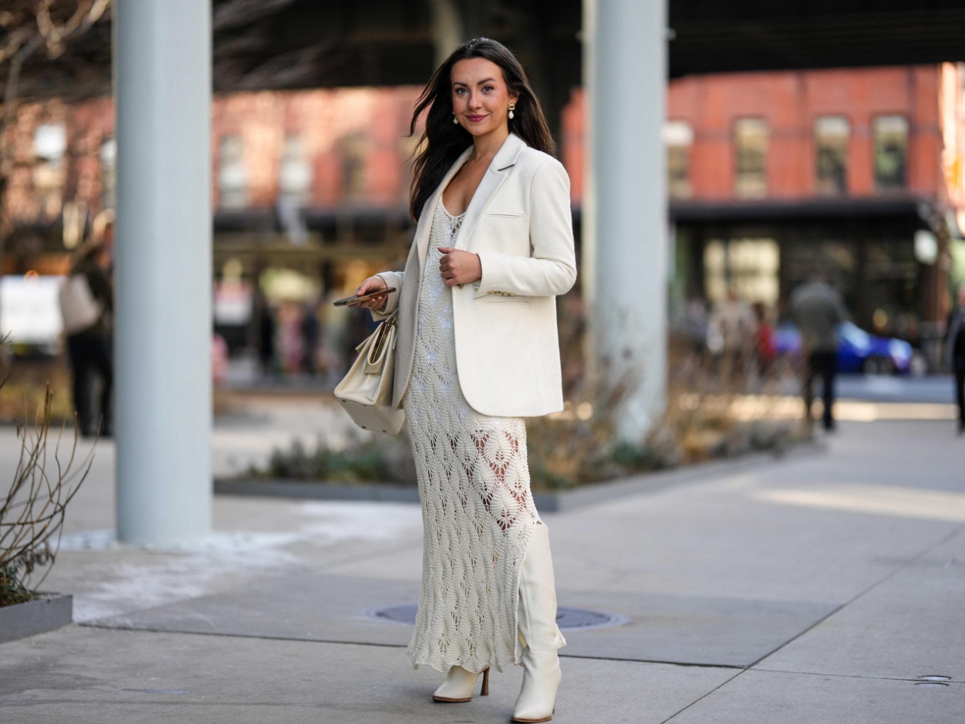 Frau in Häkelkleid und Blazer